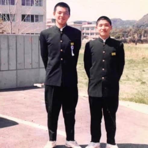 のインスタグラム：「懐かしい写真が出てきた😅 加治木中学校時代(鹿児島) サッカー部の友人と…😊 あの頃は楽しかったなー⚽️  #サッカー #中学生 #城彰二 #楽しかった # #懐かしい」