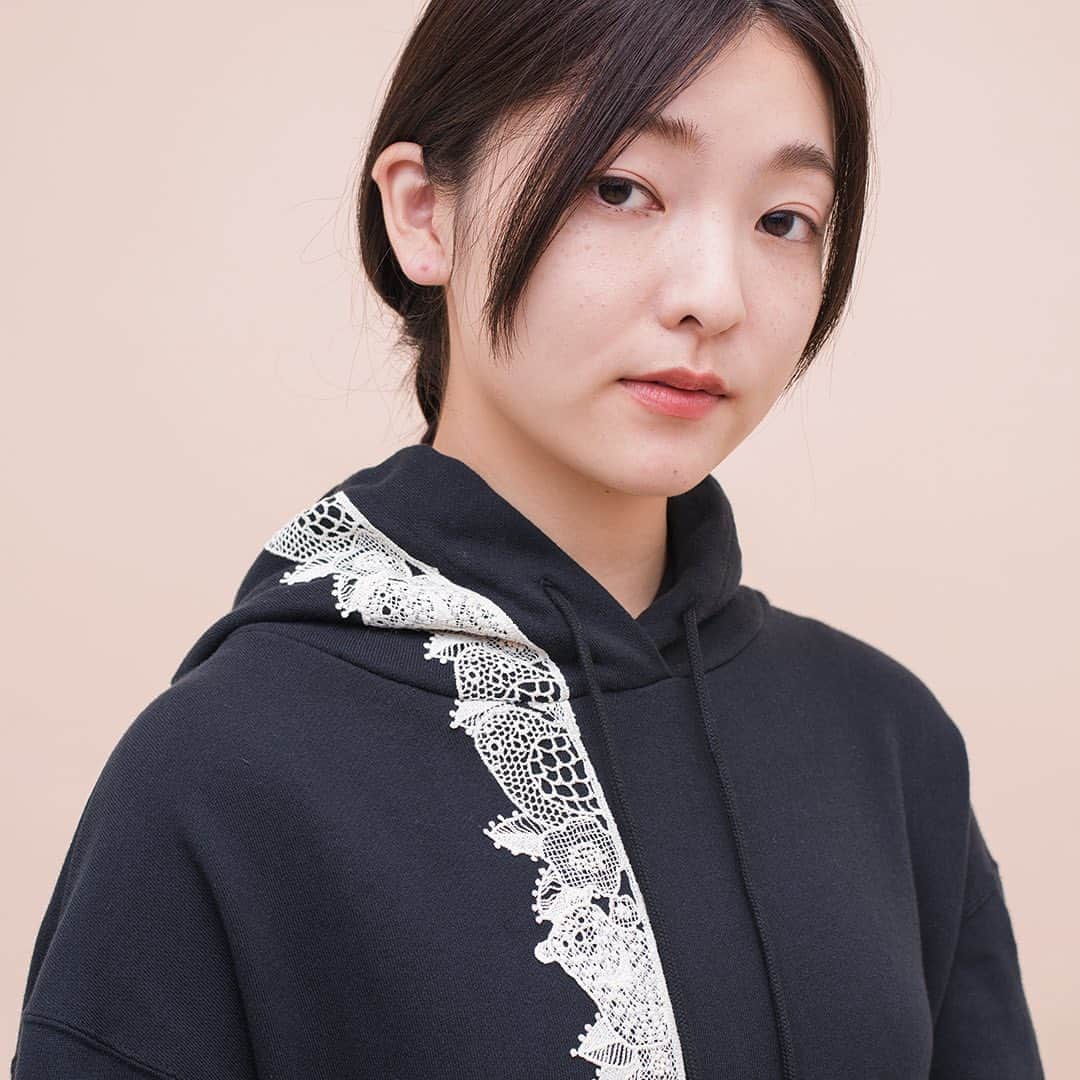 marbleSUD(マーブルシュッド) のインスタグラム：「ひょっこり顔を覗かせる動物の姿が可愛らしいオリジナルレースとスポーティなスウェットの甘辛コンビ。柄のボトムスとの相性もピッタリなスウェットは、一枚は持っておきたい秋冬のマストアイテムです。」