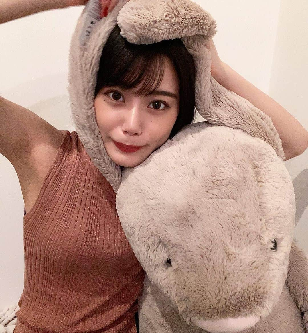 長瀬礼華さんのインスタグラム写真 - (長瀬礼華Instagram)「. おはよウサギ🐰 キングダムを読み返していて 寝不足気味の長瀬です（笑） 今日は朝から部屋のお掃除！断捨離！ やる気マンマンです💪🏻✨ 物を捨てるのが昔から得意です その分持っている物も多いのですが。。。笑 今日も一日頑張って参りましょう〜( ˶˙º̬˙˶ )୨⚑︎" . . 一日一回投票が出来ます！ プロフィールのurlから飛べますので お手隙で#れいポチ　お願いします🙈💓 . . . #グアム #旅行 #うさぎ #相棒 #可愛い #カフェ巡り #カフェ #表参道 #代官山 #韓国コスメ #韓国 #🐰」9月9日 6時29分 - mskokudai20_5