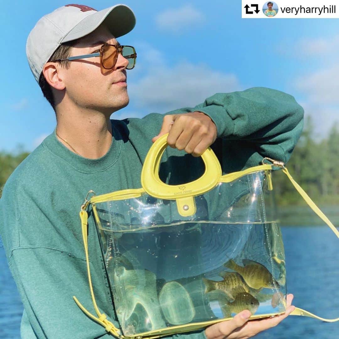 ケイティ・ペリーさんのインスタグラム写真 - (ケイティ・ペリーInstagram)「#ShoesdayTuesday #TroutdayTuesday #KatyPursey @katyperrycollections 🐟👜🐠  Posted @withregram • @veryharryhill Fish in my Katy Perry tote checckkkkk! ⁣ ⁣ ⁣ Ok so anytime a clear bag comes into my possession, the first question that comes to mind is: if I put an Almond Joy in this bag, will that disgust and detract potential robbers? Kidding. That’s the second question. The first is: can this be an aquarium? And if so, for what? In this case, the answer is YES! The Katy Perry pineapple tote can 1000% house 3 yellowtail trout comfortably. Alert Vogue! I know, I know - you’re thinking “wow, I never knew Harry was into marine biology.” And you’re probably right (although I eat a lot of seaweed and think Sara Paxton and Emma Roberts were AMAZING in Aquamarine, a marine biology classic). But I AM into @katyperry and her @katyperrycollections bags! And I’m delighted that they decided to hooketteuppe with a new fish tank. Err, tote. 😘 ⁣ ⁣ Speaking of Katy Perry, she just gave birth to DAISY BLOOM, her first child with Orlando Bloom! Head over to @unicef (ok random acts of charity queen) to see their birth announcement! Katy if you ever need someone to babysit 😉 kidding but I can totally find you a sitter cuz I don’t do babies lol ⁣ ⁣ ⁣ PS thank you to to my team of ethical fishermen who made this shoot happen - Gwen literally made me do it ON the pontoon so that we could catch and release within minutes. Just in case any of you were under the impression that I currently have 3 fish swimming around in a purse at the foot of my bed. (Which, in your defense, is probably something I’d do.)」9月9日 6時43分 - katyperry