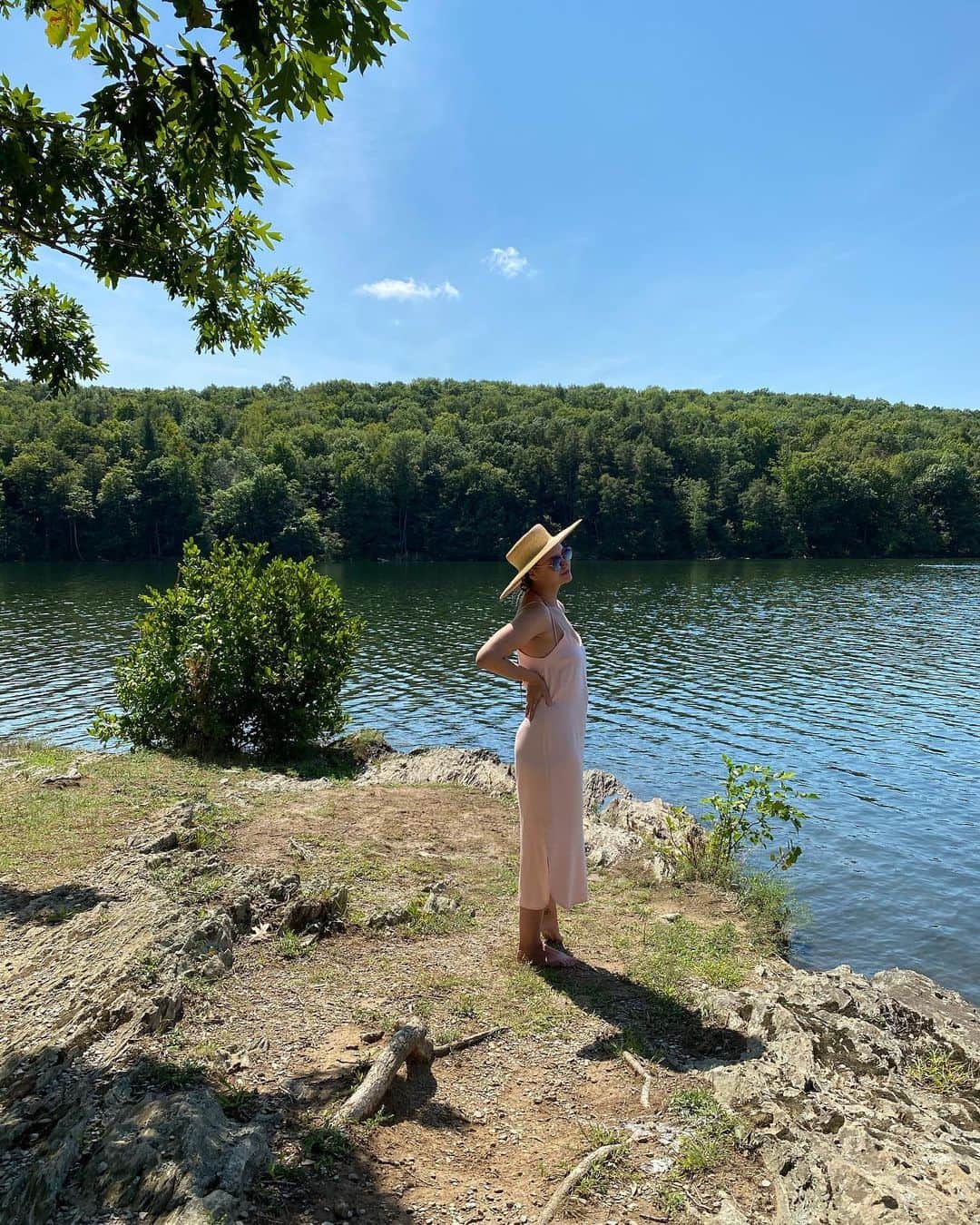 リズ・チェルカソワのインスタグラム：「The most perfect day at the lake. None of us here chose this little life, it called to us. So here we are. No edits. No filters. This place doesn’t need them.」