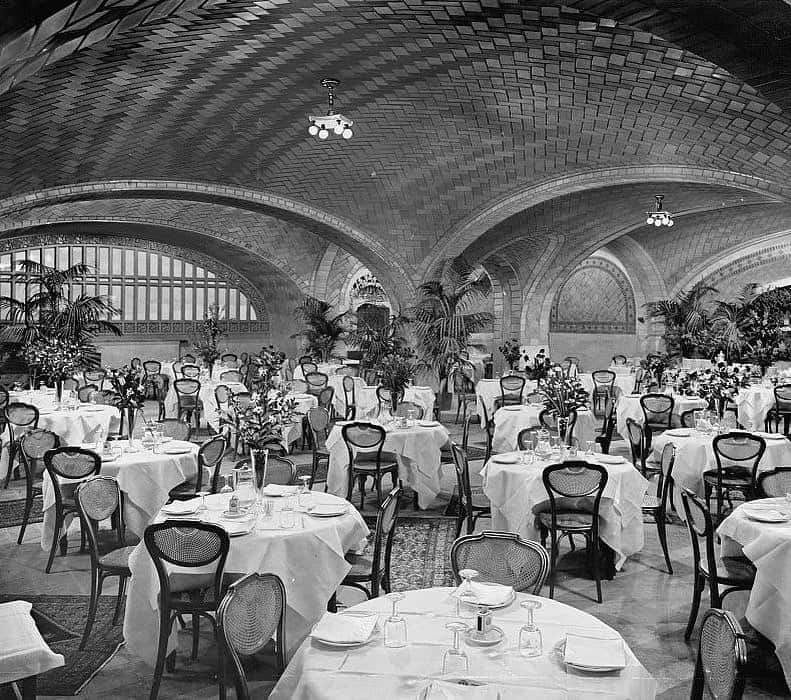 レベッカテイラーのインスタグラム：「The Oyster Bar c. 1920.  Image from Library of Congress.」