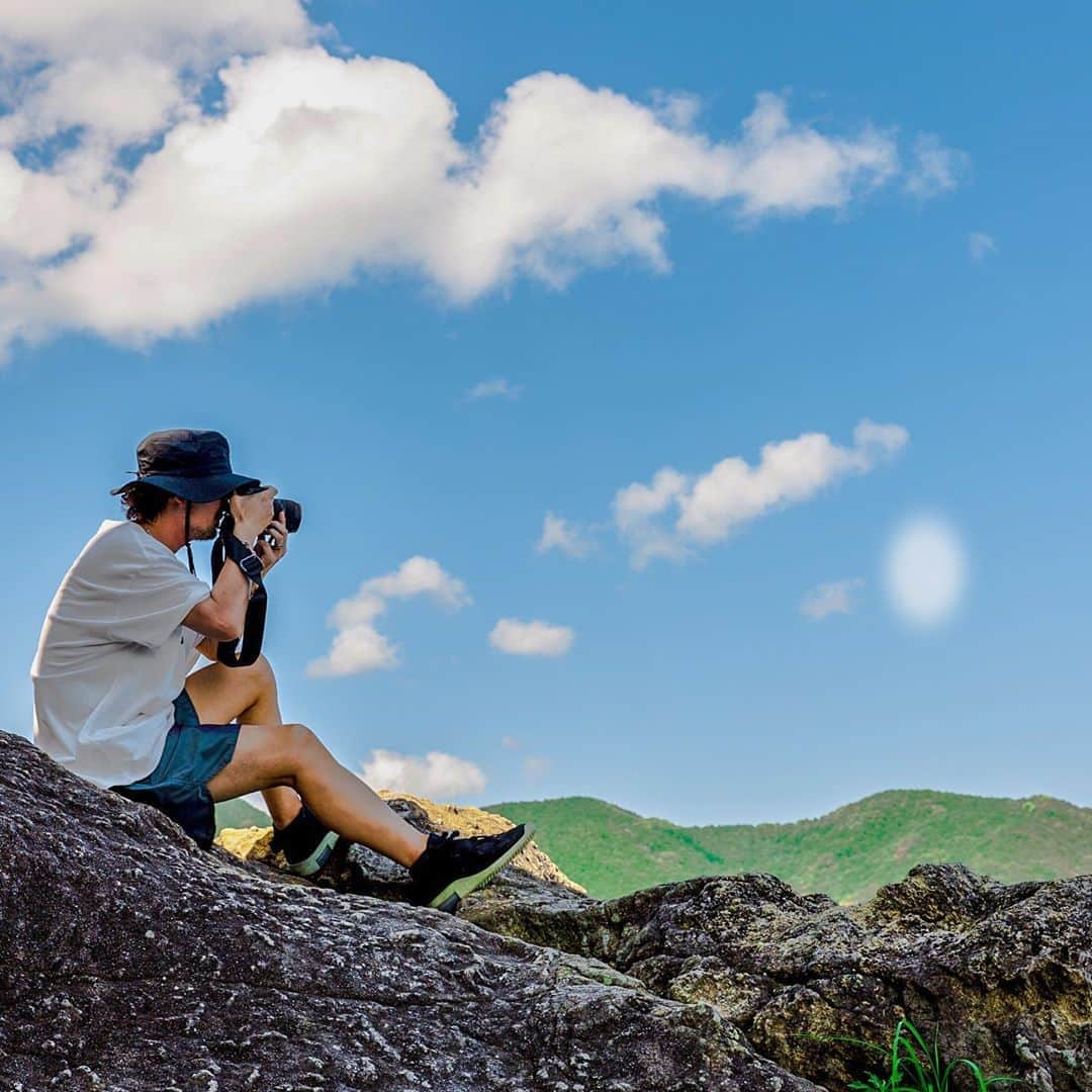 kazuのインスタグラム：「ロケーション 三重県熊野市　鬼ヶ城 📸📸📸  涼しくなったら 県内のいろんな所で ロケ撮影したい🧐 @gift_films   #r5  #キャノン #Canon #eosr5  #ミラーレス一眼　#カメラ好きな人と繋がりたい #三重県　#鬼ヶ城　#撮影　#ファッション　#コーティネート #エッセンシャルズ  #鈴鹿美容院  #美容師　#ロケ撮影が好き  #動画編集してる人と繋がりたい  #熊野　#photo  #camera  #northface」