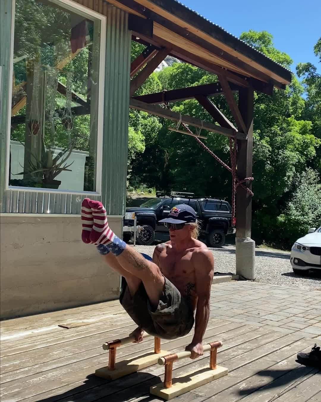 レッドブルのインスタグラム：「months of hard work pays off 💪 @johncollinson nearly got fully vertical with this one   #fitness #fitspo #training #redbull #givesyouwings」
