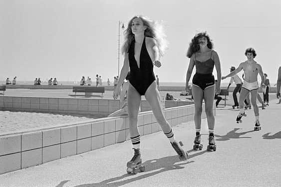 Fred Segalさんのインスタグラム写真 - (Fred SegalInstagram)「Is it the weekend yet? 🙃⁠⠀ ⁠⠀ #beach #vintage #rollerskating #rollerskates #boardwalk #santamonica #venicebeach」9月9日 7時03分 - fredsegal