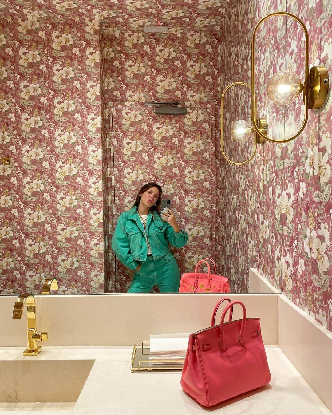 Glam4Youのインスタグラム：「Spot 💐 sou apaixonada por esse lavabo da NV Flagship @bynv  papel é da @mini_monde como todos de casa e loja. O projeto lindo @natsemensin @youv_」
