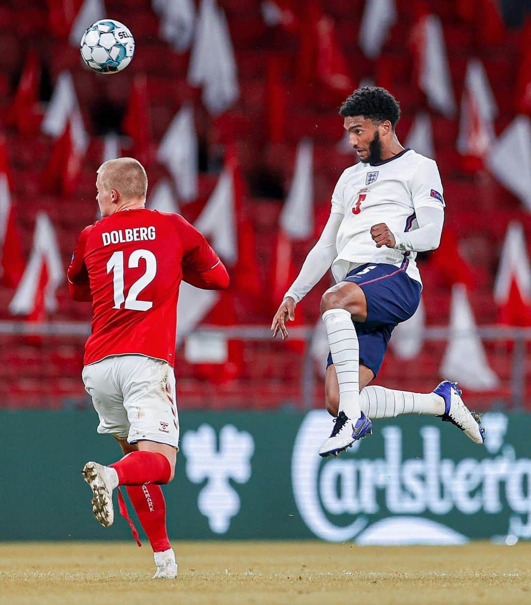ジョー・ゴメスのインスタグラム：「Always an honour to wear the shirt🦁」