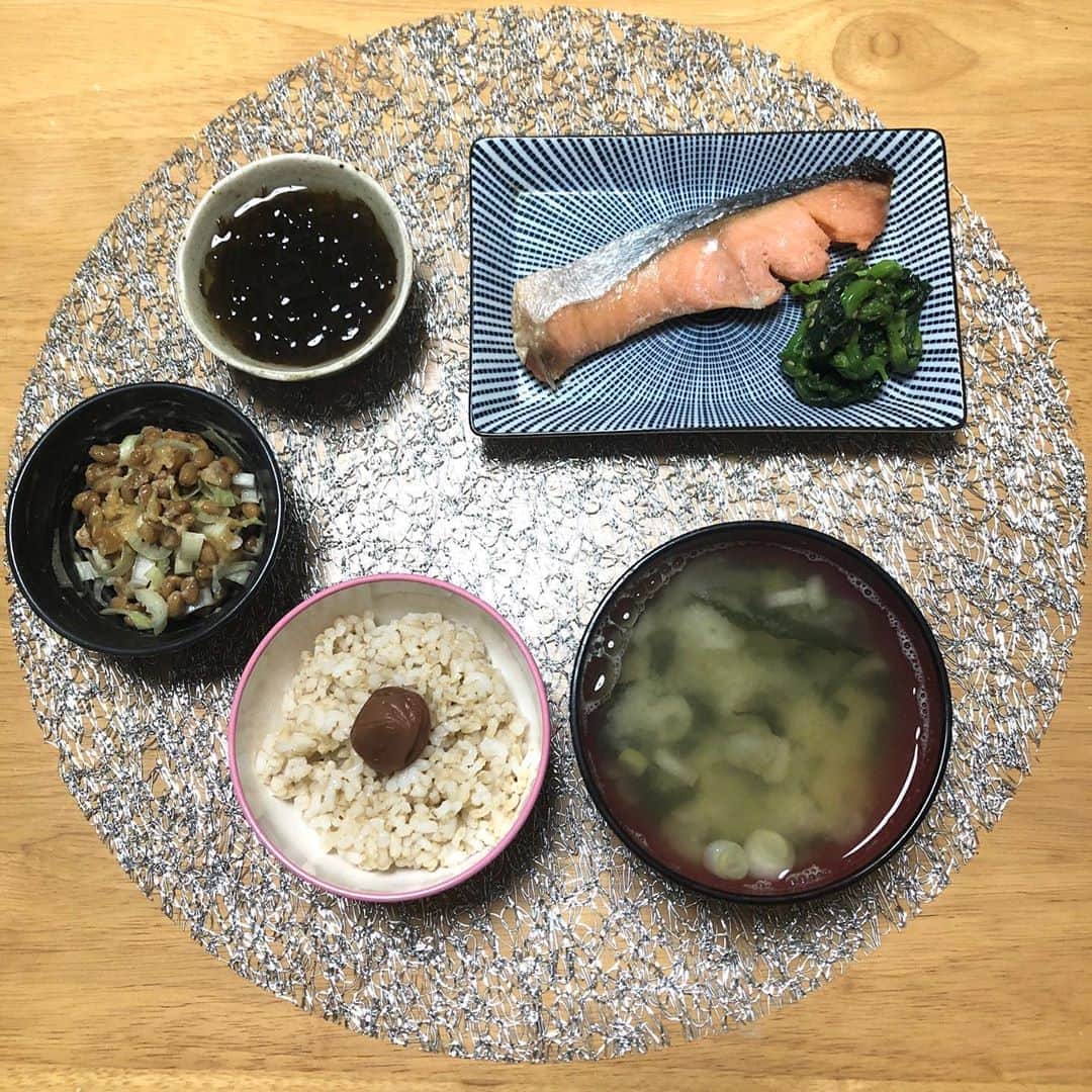 みのり(26)＠東京 ダイエットのインスタグラム：「朝ごはん . . ごはん　120g わかめの味噌汁 鮭 もずく酢 ねぎ納豆 菜の花の辛子和え 梅干し . . おはようございます！ 基本は、こんな感じ . (料理という料理はしてない) . ご飯をしっかり100〜200g食べると お腹がずっしりするから お菓子食べようとか思わない不思議 . . お金もかからない← . ◉ライザップ公認の紹介アンバサダーです。 〜紹介特典で、お安く入会できます〜 . ▶︎全国どの店舗でもOK ▶︎カウンセリング予約前にご連絡ください . 📺RIZAP TVCM出演 🏅RIZAP BMG ファイナリスト2017.2018 . #rizap #ライザップ #ダイエット #diet #レコーディングダイエット #ダイエッター #公開ダイエット  #朝ごはん #morning #食べて痩せる #おうちごはん #糖質制限 #低糖質ダイエット #和食 #クッキングラム #自炊女子 #腸内環境 #食事管理 #栄養  #cleanmeals  #lowglycemic #玄米 #まいにちごはん部」