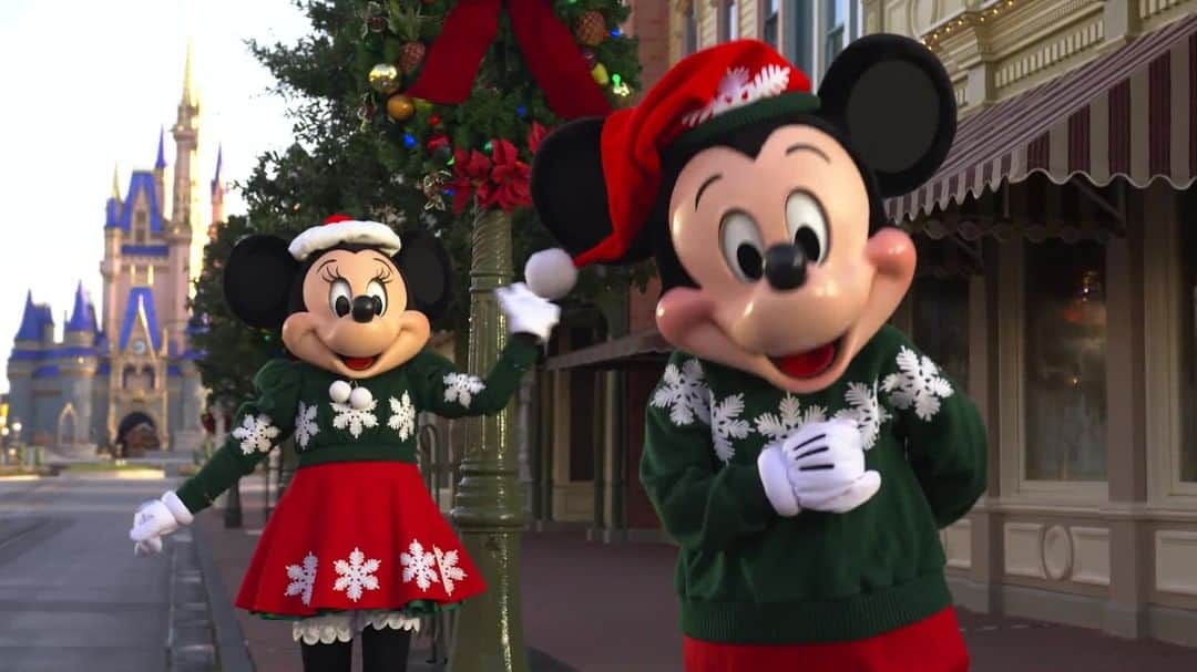 Walt Disney Worldのインスタグラム：「From November 6th - December 30th, guests can experience the magic of the holiday season with festive décor 🎄, themed merchandise 🎁, seasonal food & beverage offerings and a variety of entertainment experiences, including appearances by the big guy himself 🎅. Check out all the holiday happenings on the @DisneyParksBlog!」