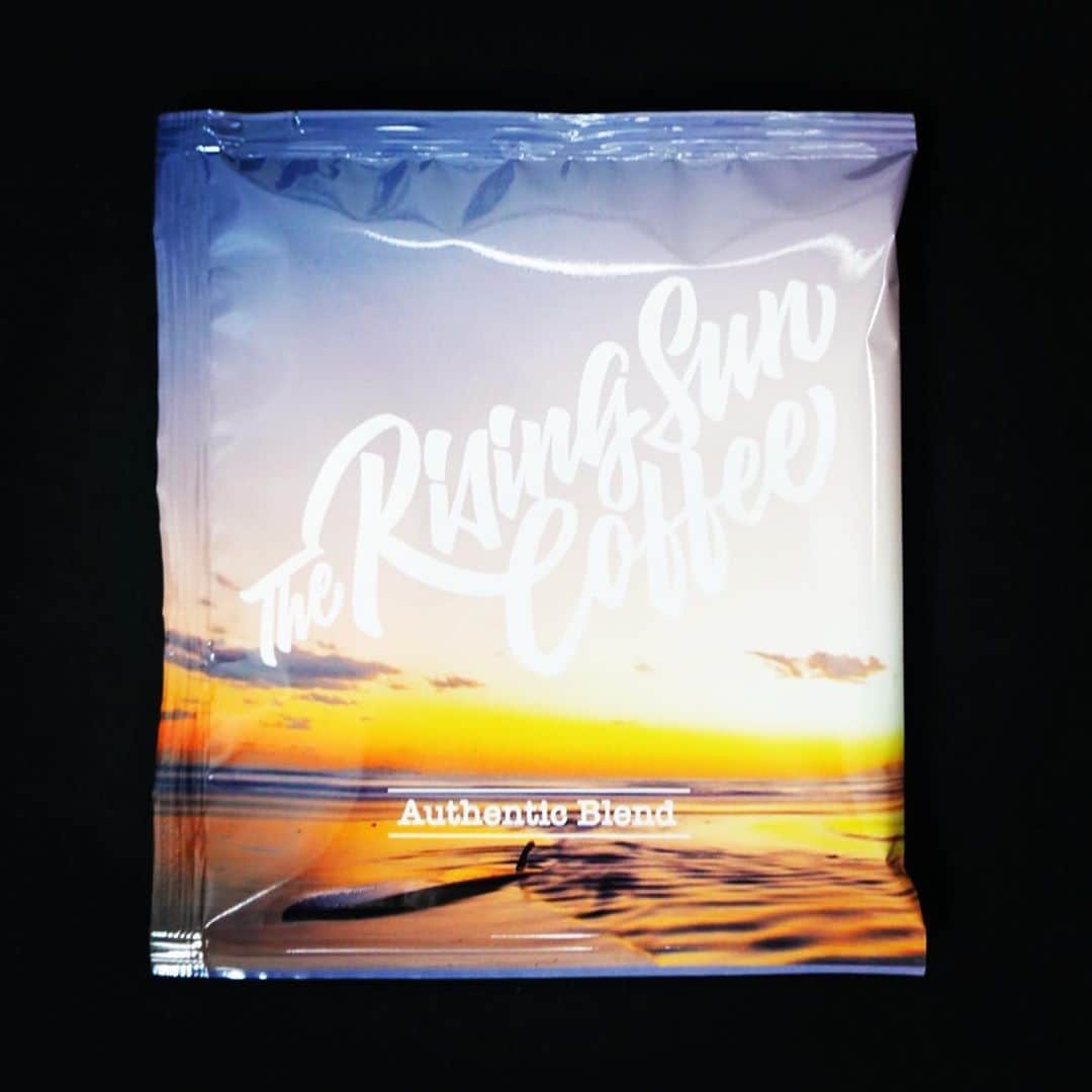坂口憲二（THE RISING SUN COFFEE）さんのインスタグラム写真 - (坂口憲二（THE RISING SUN COFFEE）Instagram)「◆GOOD MORNING COFFEE‼︎◆  【NEW RELEASE】  NEW TYPE PACKAGE DRIP  BAGS  大好評のドリップバッグのパッケージをリニューアルしました。今までのシンプルなデザインはやめ、サーフフォトグラファー @yasumamiura 氏のコレクションからそれぞれのブレンドイメージに合った作品をパッケージに落とし込んでみました。  もちろん中身は変わりませんが、パッケージが変わっただけでより美味しく、海や自然も感じられるドリップバッグになりました。  販売は今週金曜日からオンラインストアにて開始します。プレゼント等にも最適ですのでご興味のある方はお待ちしてます！　　  therisingsuncoffee.com  #coffee #coffeebeans  #coffeeroaster  #coffeelab  #coffeeandsurfing  #coffeetime  #coffeelover  #coffeebreak  #coffeeshop  #coffeestand  #coffeeholic  #coffeehouse  #coffee_inst  #coffeemaker  #coffeeshops  #coffeecoffeecoffee  #coffeenclothes  #coffeeaddict  #coffeeculture  #coffeemorning  #coffeemag #specialitycoffee  #dripbag  #TRSC」9月9日 7時25分 - therisingsuncoffee