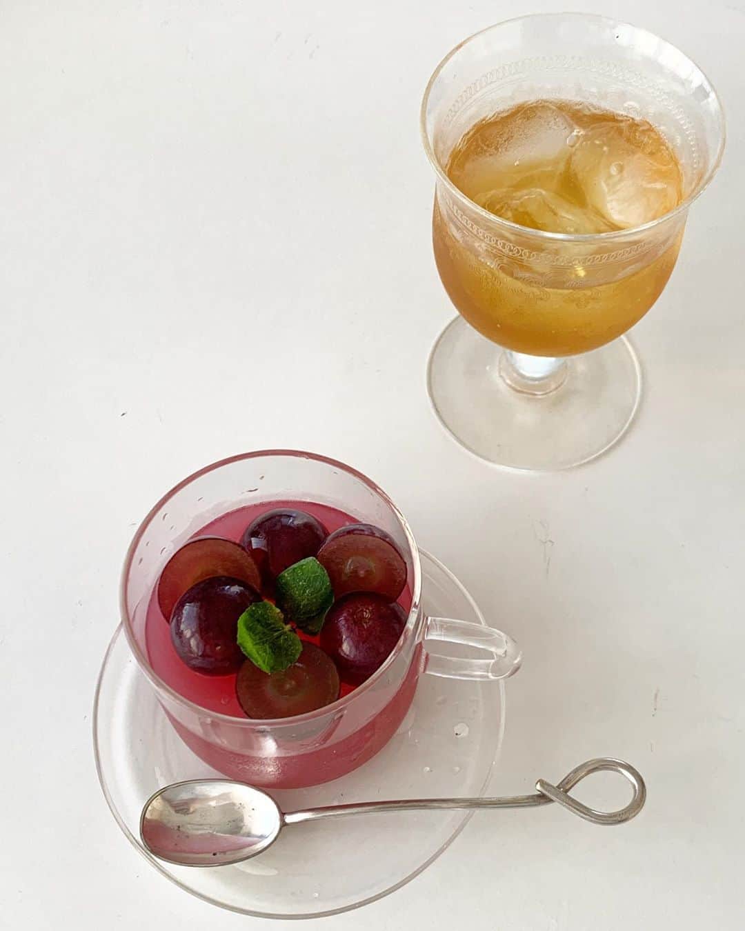 のインスタグラム：「・ ・ おはようございます  巨峰ゼリー液に🍇トッピングver 剥いた実を入れるのも美味しいけど 個人的にはこっちのほうが好きかも  ロゼ色は白ワインに巨峰の皮を入れ3分くらい煮出した色 透き通っていて美しいな✨  今日もステキないちにちを　 ・ ・ #life #朝ごはん #巨峰ゼリー　#🍇 #kombucha」