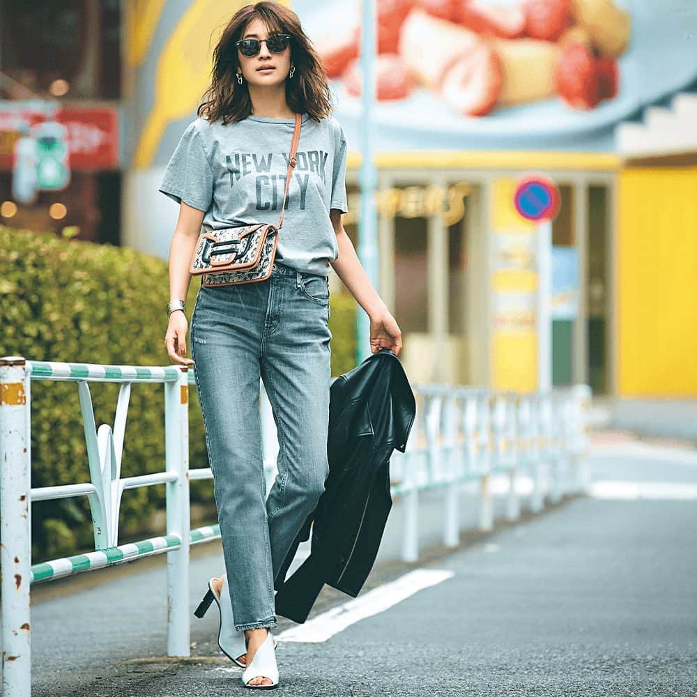 のインスタグラム：「9月9日(水)、⁠⠀ USED感あるデニムは、ブラックより⁠⠀ グレーの方が旬の着こなしに。⁠⠀ デニムの色と合わせたグレートップスは、⁠⠀ ロゴTを選んでカジュアル度をアップ。⁠⠀ ⁠⠀ テーパードシルエット×オープントゥサンダルで⁠⠀ 美脚効果も叶えて。ライダースを加えれば、⁠⠀ 秋口でも映える辛口コーデの完成です。⁠⠀ ⁠⠀ あなたの #今日の服装 を、⁠⠀⁠⠀⁠⠀ @classy_mag_insta にタグ付け⁠⠀⁠⠀⁠⠀ または #classyフォト をつけて教えてください！⁠⠀⁠⠀⁠⠀ ⁠⠀⁠⠀⁠⠀ 素敵な投稿はリポストやCLASSY.ONLINEで⁠⠀⁠⠀⁠⠀ 紹介させていただく可能がございます✨️⁠⠀⁠⠀⁠⠀ ⁠.⁠⠀⁠⠀⁠⠀ #classymagazine⁠⠀⁠⠀⁠⠀ #今日の服装⁠⠀⁠⠀⁠⠀ #今日のコーデ⁠⠀⁠⠀ #ワントーン⁠⠀ #デニムコーデ⁠⠀ #カジュアルコーデ」