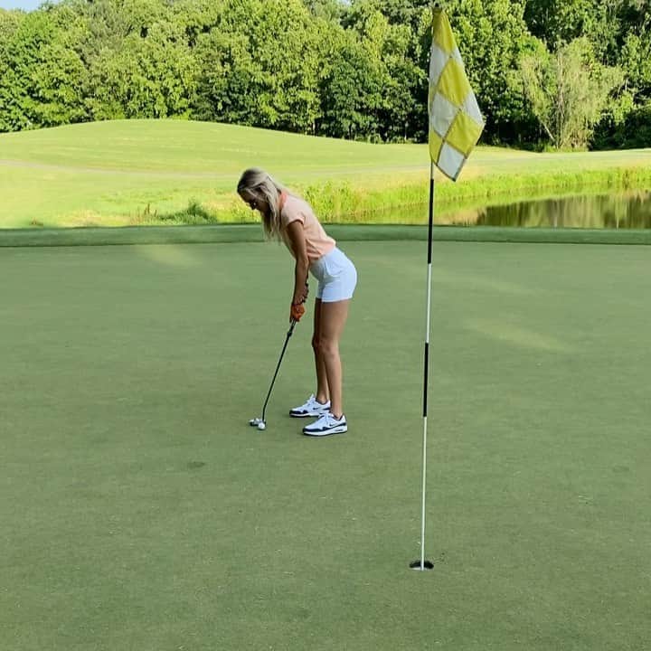 Elise Lobbのインスタグラム：「Missing it on the amateur side when you needed to make it 😅🙄🙈 tag someone who alwayssss misses it on amateur side ... 🤣👇🏼👇🏼👇🏼👇🏼 #golf」