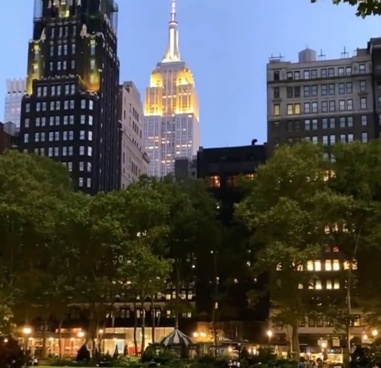 サッチン+バビさんのインスタグラム写真 - (サッチン+バビInstagram)「Dear NYC we ❤️ you. Bryant Park thank you for still being a spot we can stop and remind ourselves there is so much for which to be grateful. Skyline, thank you for taking our breath away. - #nyc, #bigapple, #proud, #strong, #grateful」9月9日 7時34分 - sachinandbabi