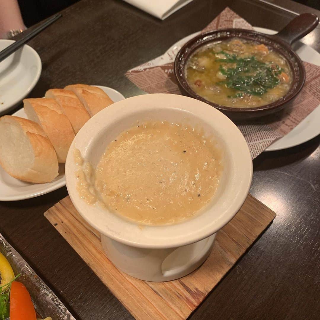 瀬乃ひなたさんのインスタグラム写真 - (瀬乃ひなたInstagram)「この前アバンギャルドに 五月凛ちゃんと私のお友達と行ってきたよ🌟 . . 肉バル良きだね🥩 お肉食べた〜！で感じになる❤️ . 2回目のアバンギャルドだったんだけど 量がとてつもなく多いのばっかで 色んな種類食べれないから (写真のは300gちょいのやつと600gちょいのやつw) 次回こそはオープンから行って少なめな量で色んな種類食べたい😂！ . . 大葉とホタテのアヒージョがめちゃ美味しかったから 家でも真似したい🤤✨ . . . #秋葉原 #秋葉原グルメ　#秋葉原ディナー　#肉バル　#ステーキ　#🥩　#アバンギャルド　#秋葉原肉バル  #肉すたぐらむ #ディナー　#アヒージョ　#肉アバンギャルド」9月9日 7時46分 - hinapiyosanchi