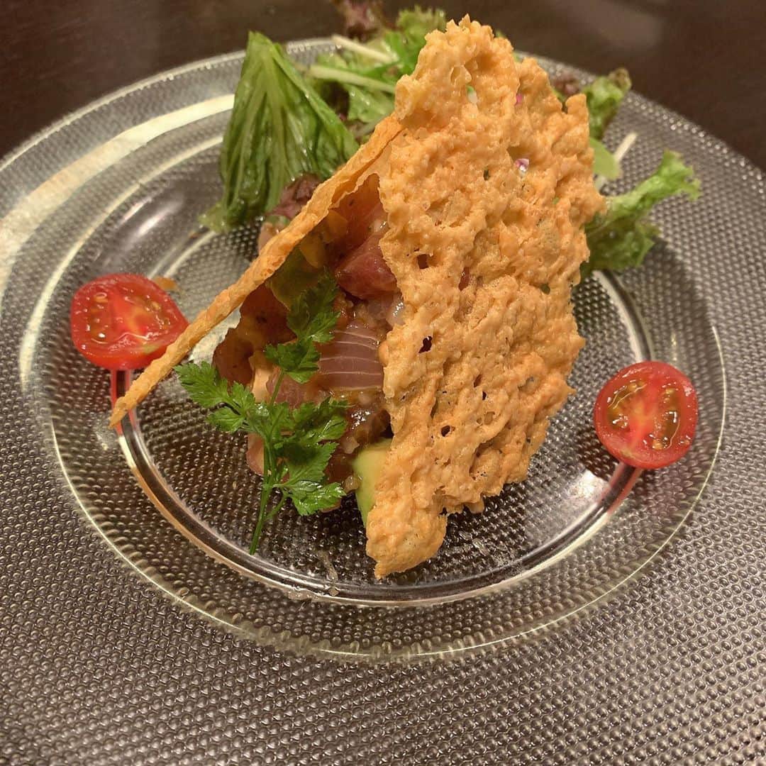 瀬乃ひなたさんのインスタグラム写真 - (瀬乃ひなたInstagram)「この前アバンギャルドに 五月凛ちゃんと私のお友達と行ってきたよ🌟 . . 肉バル良きだね🥩 お肉食べた〜！で感じになる❤️ . 2回目のアバンギャルドだったんだけど 量がとてつもなく多いのばっかで 色んな種類食べれないから (写真のは300gちょいのやつと600gちょいのやつw) 次回こそはオープンから行って少なめな量で色んな種類食べたい😂！ . . 大葉とホタテのアヒージョがめちゃ美味しかったから 家でも真似したい🤤✨ . . . #秋葉原 #秋葉原グルメ　#秋葉原ディナー　#肉バル　#ステーキ　#🥩　#アバンギャルド　#秋葉原肉バル  #肉すたぐらむ #ディナー　#アヒージョ　#肉アバンギャルド」9月9日 7時46分 - hinapiyosanchi