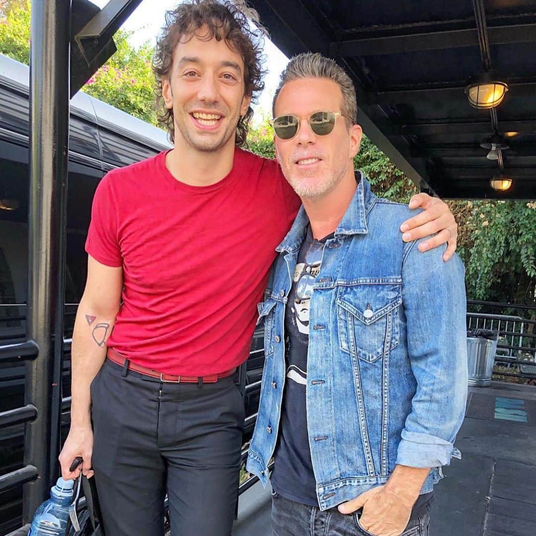 scottlippsさんのインスタグラム写真 - (scottlippsInstagram)「Back when we could get close! @lukestruts of @thestruts and @alberthammondjr of @thestrokes collaborated on great new music! Swipe! And see all the action, and one of my fav shots of Luke from our photo session.. #lippservice #podcast up now! Link in bio , brought to you by @thursdayboots #thestruts #thestrokes special tx @zitavass」9月9日 7時50分 - scottlipps