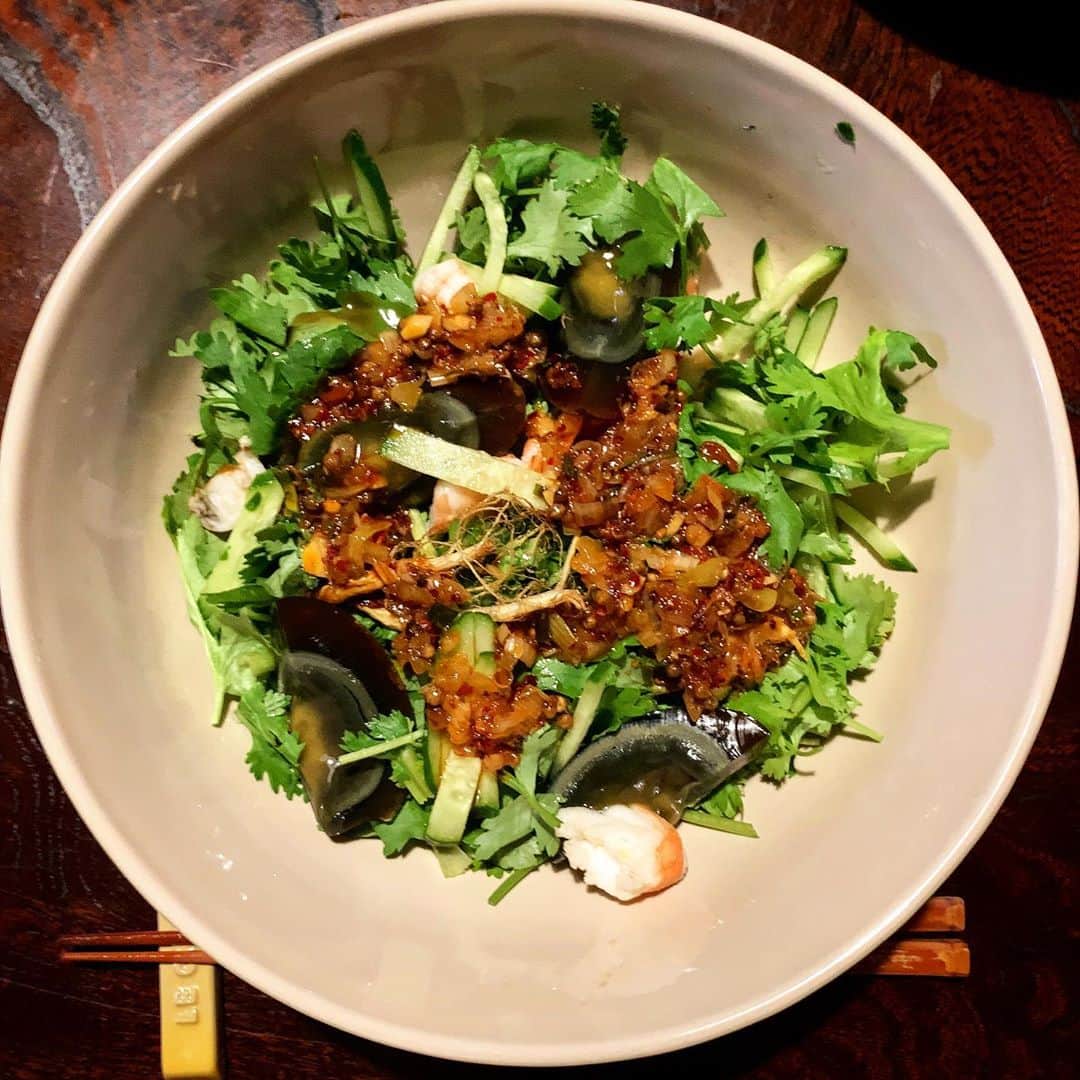 池内万作さんのインスタグラム写真 - (池内万作Instagram)「この前のディナー。 エビとピータンとパクチーのサラダ。 好きなモノだけで構成されている神メニュー。 あとへべすうどんの残り汁につけた揚げナスもたまりませぬ。 感謝感謝♪ #イケウチ家の食卓 #みちょ食堂」9月9日 7時51分 - mandeshita