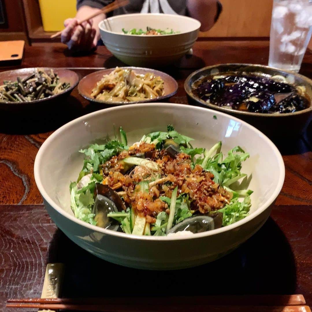 池内万作さんのインスタグラム写真 - (池内万作Instagram)「この前のディナー。 エビとピータンとパクチーのサラダ。 好きなモノだけで構成されている神メニュー。 あとへべすうどんの残り汁につけた揚げナスもたまりませぬ。 感謝感謝♪ #イケウチ家の食卓 #みちょ食堂」9月9日 7時51分 - mandeshita