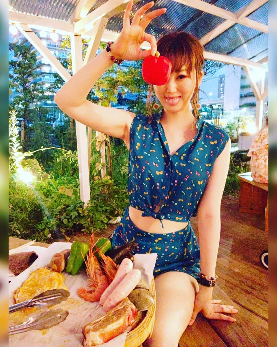 松浦麻里奈さんのインスタグラム写真 - (松浦麻里奈Instagram)「有明テニスの森駅から徒歩10分くらいにある[ @willdining_bbqtokyo ] でバーベキュー😲✨💓  全100席の雨天対応可能な屋根付席だから、 雨でも大丈夫だし、手ぶらでOKなうえ 本格的なBBQが楽しめた(◍•ᴗ•◍)❤  焼き方、具材の説明、会場説明やら スタッフの方に教えてもらい、いざBBQを😲👍  豊洲市場から仕入れてるという新鮮な海鮮に、 遠赤外線でじっくり焼く お肉がとっても柔らかくてビックリ！ これも自家製でタレを漬け込んであるお肉。  お野菜も厳選しててまるごと焼き野菜で そのままの素材を楽しみました😍💘  野菜がでか過ぎる〜( ◜‿◝ )♡  飲み放題なので、カウンターに行って お兄さんに作ってもらうよ🤗✨ 自動ビールサーバーあるので、 失敗せずに綺麗な泡で冷えてる！  夜景は、すぐ近く橋があるので 帰り道眺めながら癒やされました★  お料理も美味しかった〜😘💓  ・アンガス牛肩ロース ・タンドリーチキン ・ガーリックスペアリブ ・生フランクフルト ・北海道産殻付きホタテ  ・千葉県産ホンビノス 貝 ・パプリカ ・ピーマン ・ナス ＋3H飲み放題付き 『王道プラン』  #Willdining&BBQ #BBQ #ばーべきゅー #有明 #pr #バーベキュー #有明テニスの森 #有明bbq #有明 #海 #シーサイド #seaside #sea #豪華な食事 #お肉 #お肉大好き #野菜 #女子会 #パーティ #party #partytime #friend #friends #海近く　#バーベキュー場 #お台場 #夜景綺麗 #nightphotography #nightviews」9月9日 7時52分 - ay114.831m