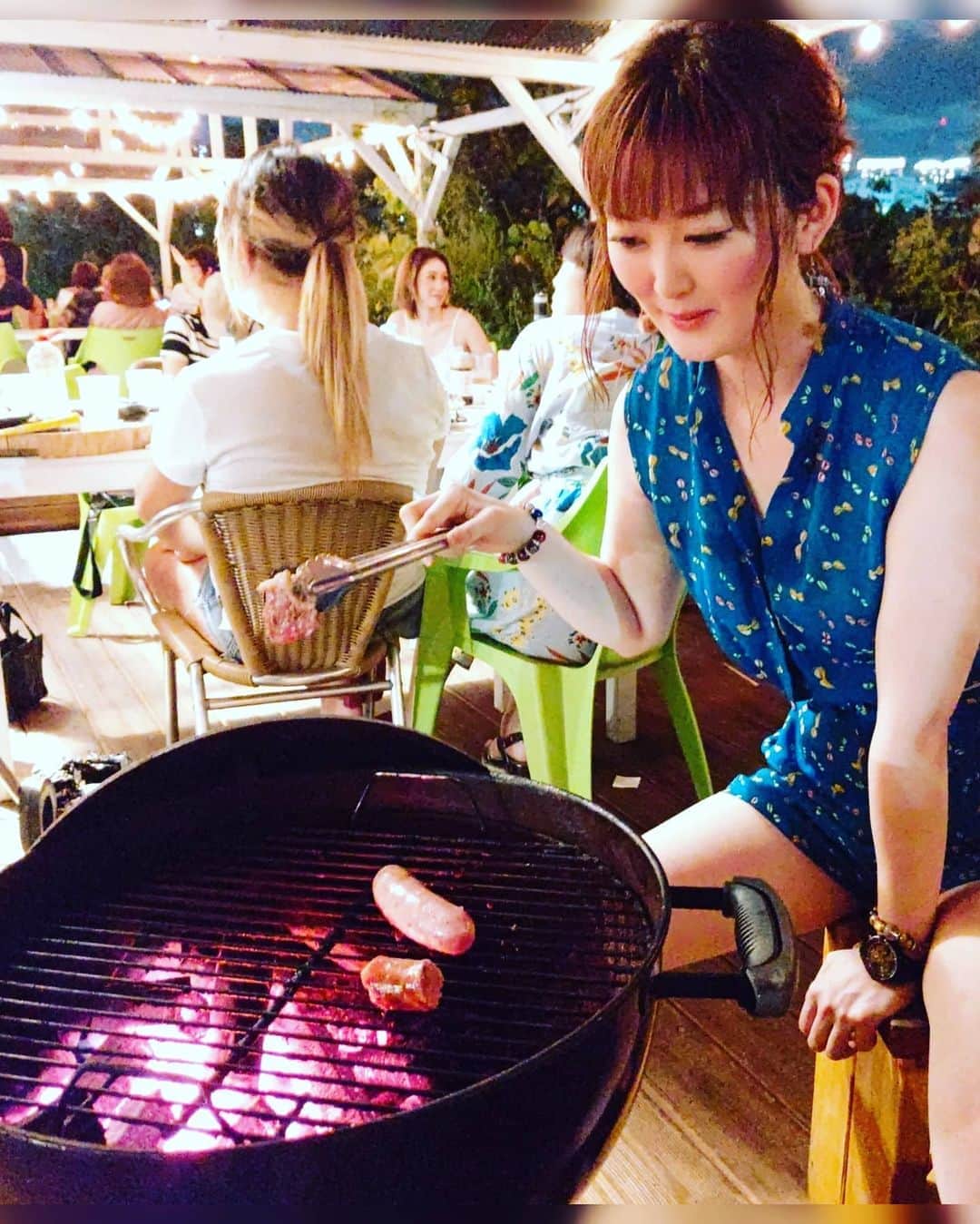 松浦麻里奈さんのインスタグラム写真 - (松浦麻里奈Instagram)「有明テニスの森駅から徒歩10分くらいにある[ @willdining_bbqtokyo ] でバーベキュー😲✨💓  全100席の雨天対応可能な屋根付席だから、 雨でも大丈夫だし、手ぶらでOKなうえ 本格的なBBQが楽しめた(◍•ᴗ•◍)❤  焼き方、具材の説明、会場説明やら スタッフの方に教えてもらい、いざBBQを😲👍  豊洲市場から仕入れてるという新鮮な海鮮に、 遠赤外線でじっくり焼く お肉がとっても柔らかくてビックリ！ これも自家製でタレを漬け込んであるお肉。  お野菜も厳選しててまるごと焼き野菜で そのままの素材を楽しみました😍💘  野菜がでか過ぎる〜( ◜‿◝ )♡  飲み放題なので、カウンターに行って お兄さんに作ってもらうよ🤗✨ 自動ビールサーバーあるので、 失敗せずに綺麗な泡で冷えてる！  夜景は、すぐ近く橋があるので 帰り道眺めながら癒やされました★  お料理も美味しかった〜😘💓  ・アンガス牛肩ロース ・タンドリーチキン ・ガーリックスペアリブ ・生フランクフルト ・北海道産殻付きホタテ  ・千葉県産ホンビノス 貝 ・パプリカ ・ピーマン ・ナス ＋3H飲み放題付き 『王道プラン』  #Willdining&BBQ #BBQ #ばーべきゅー #有明 #pr #バーベキュー #有明テニスの森 #有明bbq #有明 #海 #シーサイド #seaside #sea #豪華な食事 #お肉 #お肉大好き #野菜 #女子会 #パーティ #party #partytime #friend #friends #海近く　#バーベキュー場 #お台場 #夜景綺麗 #nightphotography #nightviews」9月9日 7時52分 - ay114.831m