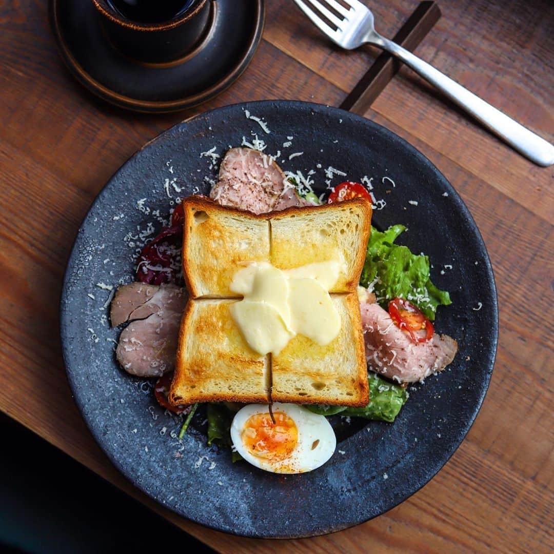きょん。さんのインスタグラム写真 - (きょん。Instagram)「.  .  SAN @san_osaka  SANで おはよう さん☀︎  ココナッツバターを添えた トーストの下には フルーツサラダと 自家製ショルダーハム。  もう一種 “鯛とオリーブのかやくごはん” には季節の汁とお茶がSetに。  #osaka#osakalunch #osakagourmet」9月9日 8時02分 - kyon_tokiiro