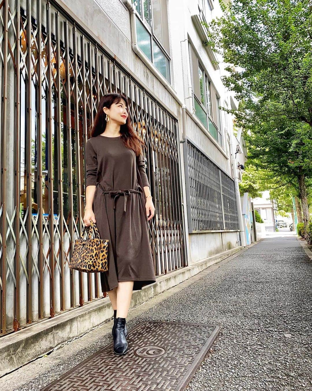 のインスタグラム：「いきなり秋コーデ🍁    @qalm_official_ でオーダーしていた ワンピが届いたので妄想コーデして みました😆  このワンピとにかく肌触りがいい♡  ウエストを絞るリボンがついているので、絞る強さで雰囲気も変わります。  早く秋物着てお出かけしたい😂  #qalm#basicclothing #ベーシックコーデ #秋コーデ #秋服コーデ #妄想コーデ#アラフォーコーデ #アラフィフコーデ #ワンピースコーデ #大人コーデ #大人カジュアル #大人女子コーデ #シンプルコーデ #ootd」