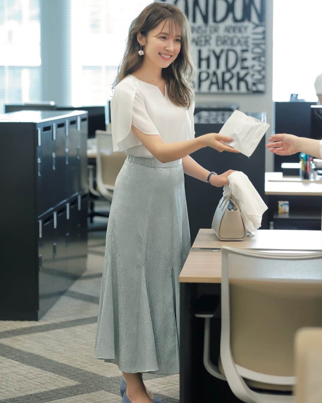 美人百花さんのインスタグラム写真 美人百花instagram 9月9日 毎日レディコーデ 同性の先輩からも可愛がられるのは 媚びない甘さのオフィスコーデ 上品なペイズリー柄スカートでクラシカルに寄せると今年らしさが上昇します アイテム詳細は