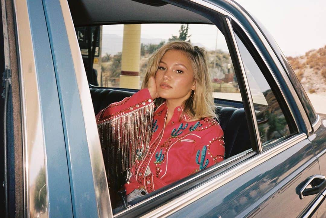 オリヴィア・ホルトのインスタグラム：「love u again mv is cominggggg 🌵🌵🌵 i’m pumped who’s pumped」