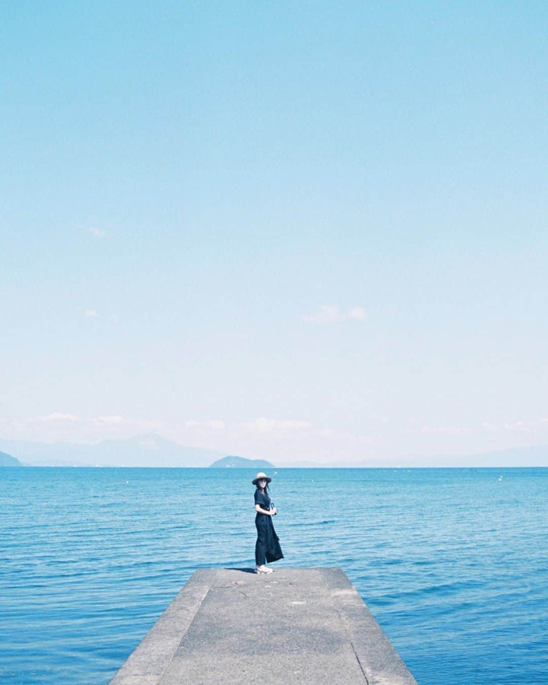 Masaさんのインスタグラム写真 - (MasaInstagram)「. . . 海に見えて琵琶湖😌 まぁ滋賀県民なら背景を見て、どこかは余裕で分かります👍 . 撮影日 : 2020年8月15日 . #まさ35 #ヤマプリ #35mm #contaxrx #contax #planar #instagramjapan #igersjp #tokyocameraclub #art_of_japan_ #photogenic_jp #GPW_members_only #good_portraits_world #film_jp #film #フィルム #film_com #filmcamera #filmphotography #portrait #ポートレート #photogram_archive #todays_blue_collection #team_jp_ #滋賀 #shiga #琵琶湖 #竹生島」9月9日 8時06分 - masa_nikonist