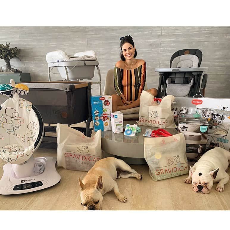 ステファニー・ブリットのインスタグラム：「Ahhhh que eu to muuuito apaixonada pelo meu enxoval dos sonhos!!! Nunca imaginei q pudesse encontrar marcas tão maravilhosas em um único site. Encontrei tudo no site da @gravidicas_store e eles enviam para todo o Brasil! Vale super a pena ter esse conforto de poder comprar sem sair de casa! Mostrei tudo nos stories e lá tb tem o link com o enxoval completo q escolhemos com todo amor do mundo pro nosso baby! 💙 E enquanto ele não chega, os irmãos mais velhos estão  protegendo as coisinhas dele... (ou seria cansados de tentar pegar tudo porque acham q é tudo deles?) 🤣🙈 #ad」