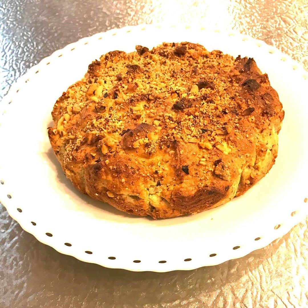 土屋眞弓のインスタグラム：「Banana walnuts cake 🧁   しっとりだけどローストした胡桃が沢山入って香ばしくて美味しく出来あがりました❣️  #bananawalnutscake #glutenfree」