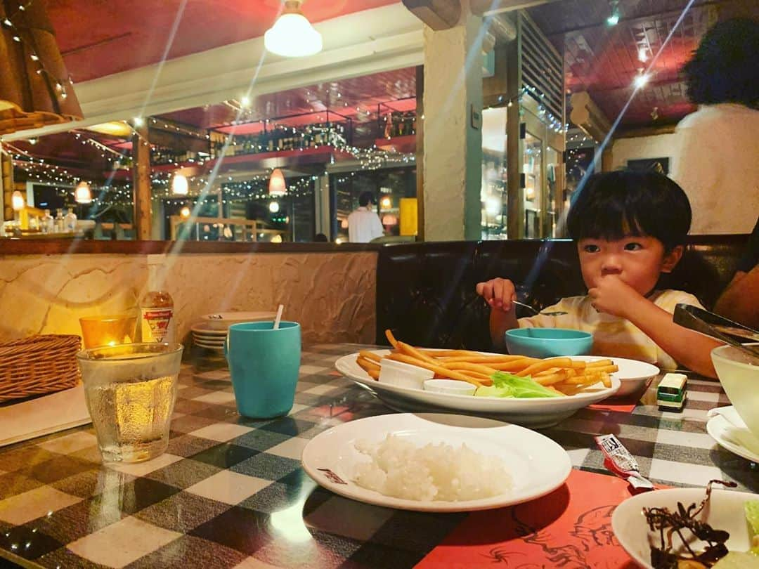 氷浦紫さんのインスタグラム写真 - (氷浦紫Instagram)「#弾丸旅 昨日の夕ご飯はこちら。  パパのオススメ#キャンティコモ山中湖  雰囲気も良くて店内は海外のお店みたいに可愛かったし、ピザもサラダも美味しかった😋 人気のドレッシングも本当に美味しい。またいきたいな。 息子ちんはフライドポテトのことを、ポタトって言います。  #山中湖#グルメ#オサレなお店#山梨県#イタリアン#familyTime」9月9日 8時16分 - yukalihiula