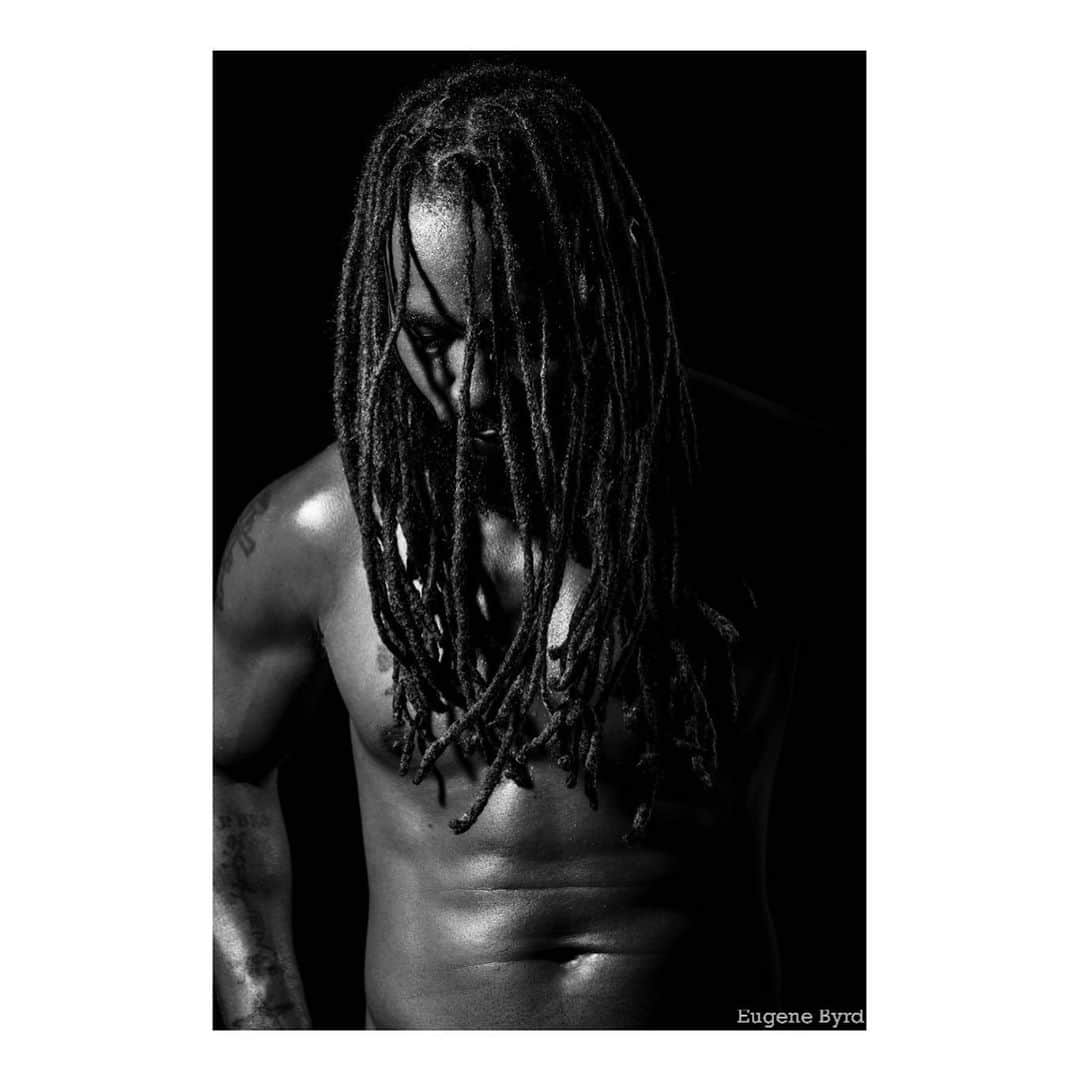ユージン・バードのインスタグラム：「“Uneasy lies the head...”  • My brother @i_am_tha_vill trusted me to show the work he’s put in over the years to stay physically and mentally ready for whatever. While we got the ones he used for his piece, I had to get my artistic on. Here are a few of my favorite shots. Lighting help: @damu_malik_photo  #byrdtography #inmybag #kingwork #melanin #canonr5 #lifestyle #dreads #blackandwhite #blackman #portrait #portraitphotography #fitness #46andfit」
