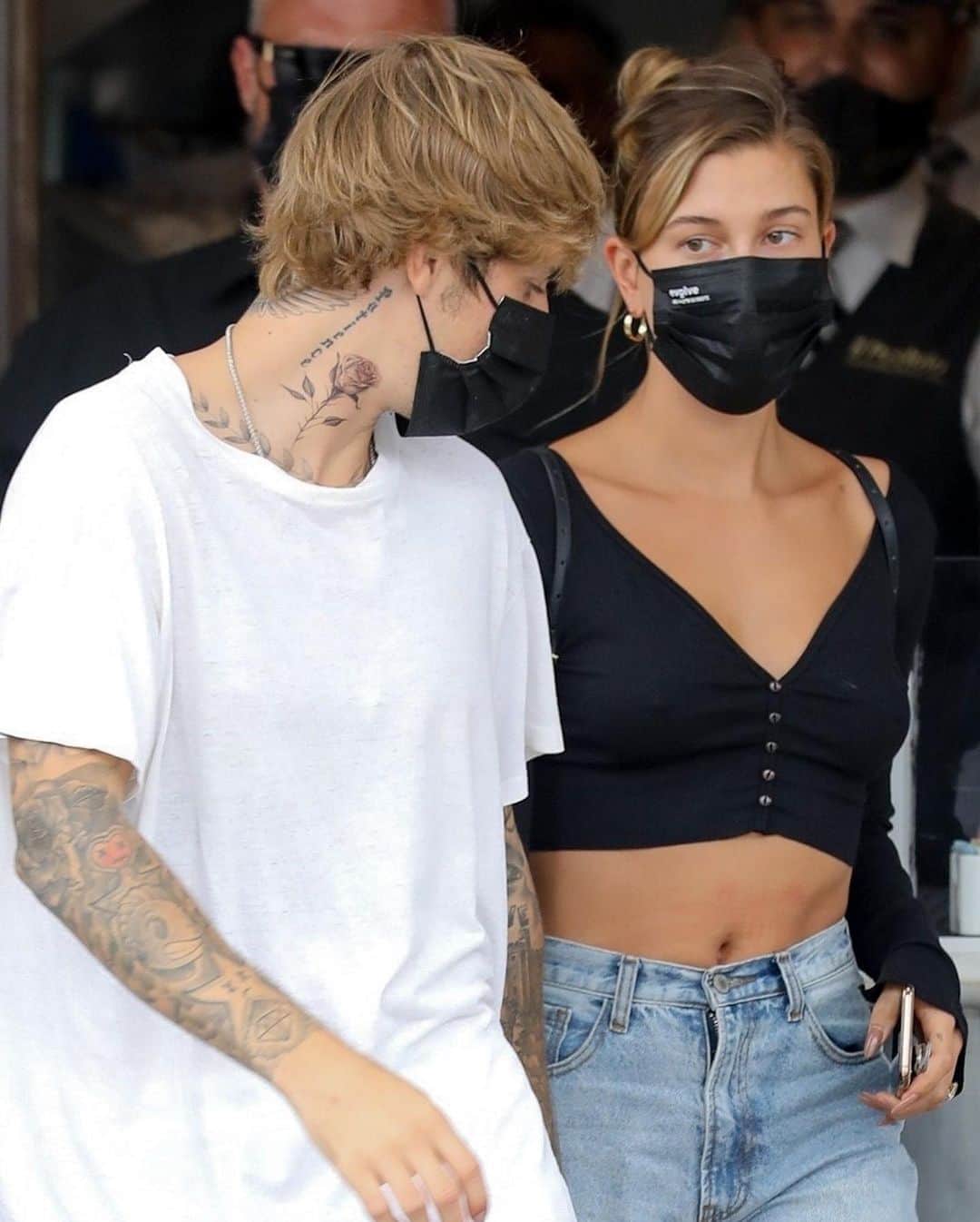 Just Jaredさんのインスタグラム写真 - (Just JaredInstagram)「@justinbieber’s new neck tattoo is on display while out for lunch with wife @haileybieber in Beverly Hills! #JustinBieber #HaileyBieber Photos: Backgrid」9月9日 8時40分 - justjared