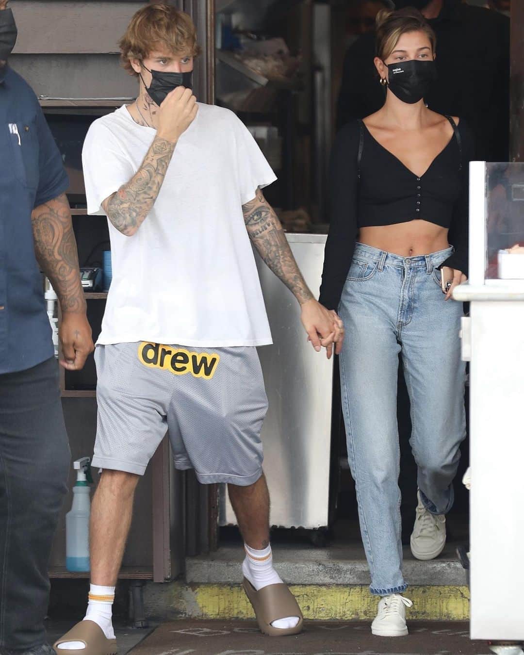Just Jaredさんのインスタグラム写真 - (Just JaredInstagram)「@justinbieber’s new neck tattoo is on display while out for lunch with wife @haileybieber in Beverly Hills! #JustinBieber #HaileyBieber Photos: Backgrid」9月9日 8時40分 - justjared
