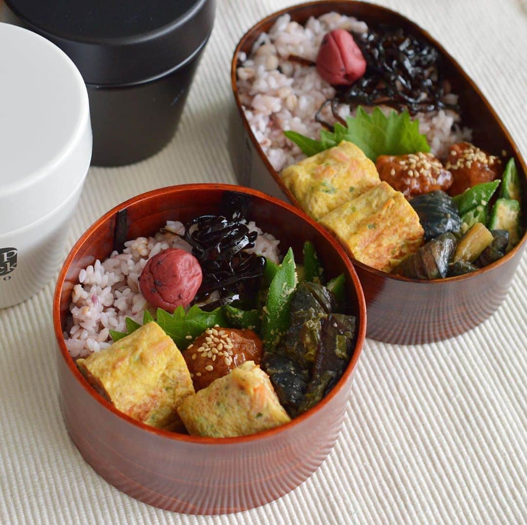 yukiyoのインスタグラム：「2020.9.9* ・ 今日のお弁当 ・ 50%マンナンに雑穀ごはんに昆布の佃煮梅干し乗っけ 人参しりしり入り出汁巻今日もアーモンドミルク使用 肉団子 オクラピーナッツ粉和えは白だしで なす味噌炒め ・ お湯を入れるお味噌汁付き ・ ・ 本日も朝2km RUN お腹と腰回りのぽよぽよのお肉がなくならない😂 ・ ・ 水曜日頑張ろう。 ・ ・ #たまに白いの敷くと写りが変 ・ #お弁当 #obento #bento #lunch #lunchbox #onthetable #japanesefood #暮らし #曲げわっぱ #lin_stagrammer #ロカリ #おうちごはんLover #マカロニメイト #IGersJP」