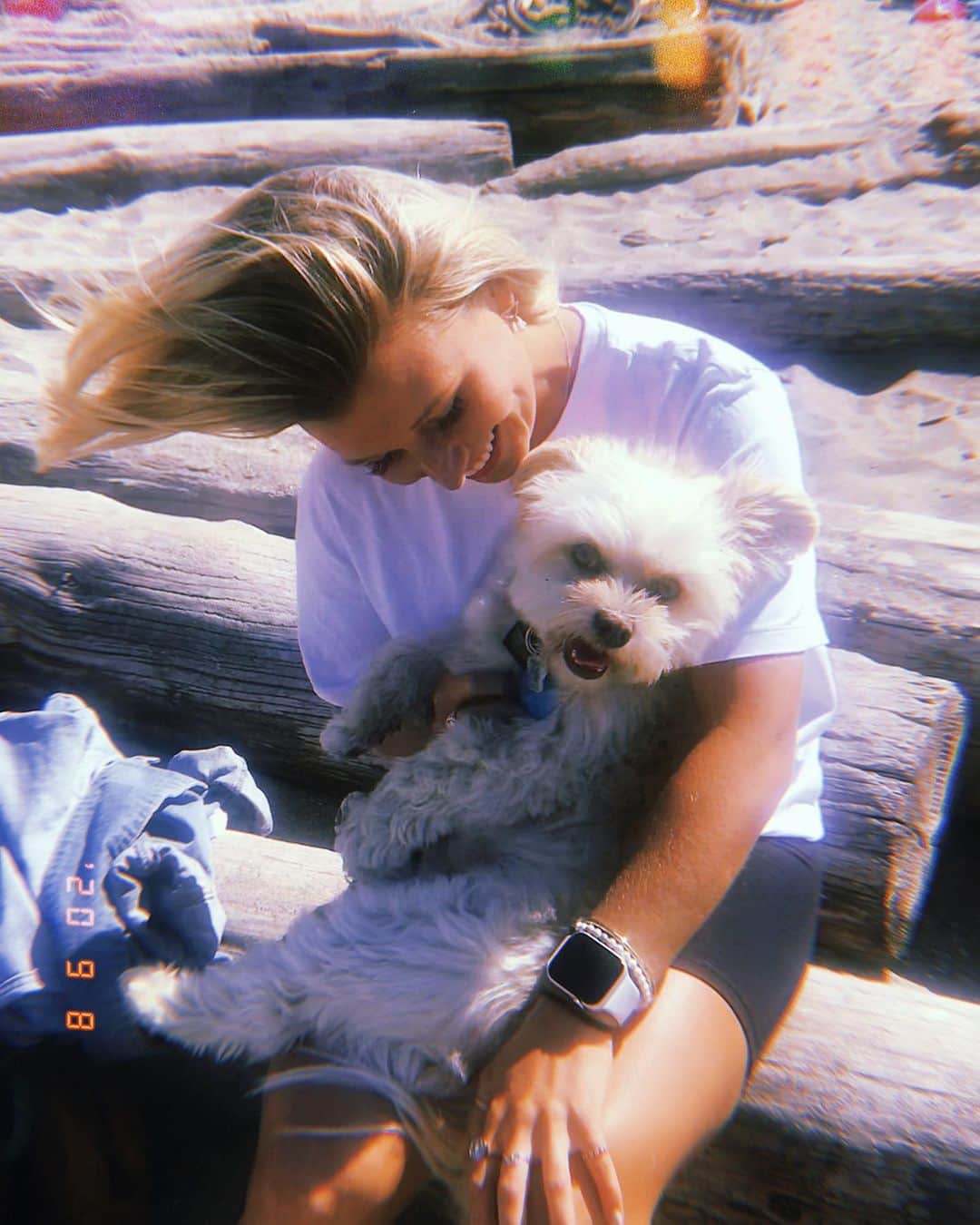 カーステン・ムーア＝タワーズのインスタグラム：「Dog days are (not) over 🐶☀️」