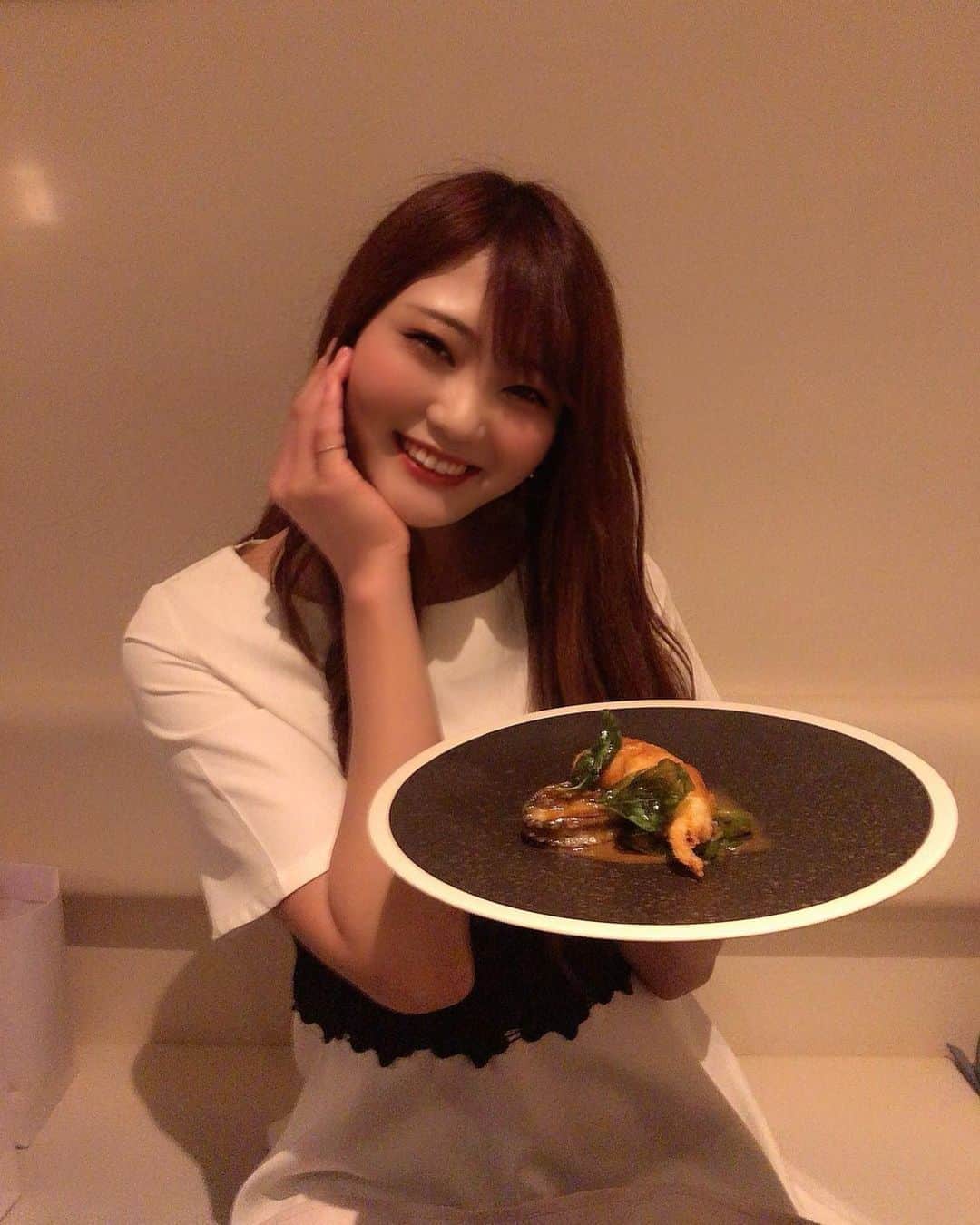 のインスタグラム：「✨ さやかの誕生日にと っても素敵なディナー とプレゼントを🎁用意していた だき本当に嬉しくて感動しました いつも本当にありがとうございます すてきすぎます😍🎁🍾🎂😍 きっと一生に一度とない思い出です 🐼いつもありがとうございます♥️皆様イチナナLIVEアプリダウンロード無料です💓さやか０９０４🍉検索🍉‼️出てきます🌈♥️毎朝5時55分から6時半までLIVE配信中🐼🐼毎朝待ってます🥂👗💓🌈🙌あっちゃん♥️Ask♥️も時間帯をずらしてエランドール後イチナナLIVE配信中💁🏼‍♀️こちらも盛り上がってるので是非来てください💕🎉♣️🌈🤍エランドール🎷ＰＭ8:00-ＡＭ1:00です🚨エランドールにも是非遊びに来てください〜✌️🐰💕🌻 #帯広エランドール #帯広E'lan d'or#帯広ラウンジ #帯広スナック#帯広snack #帯広 #十勝帯広 #帯広飲み屋 #帯広写真 #帯広ローヤルプラザビル #北海道 #帯広可愛い #帯広ホステス #帯広飲み放題 #帯広アルバイト募集#帯広アルバイト#帯広求人 #帯広おすすめ #帯広女の子#帯広バイト募集 #帯広オシャレ#帯広グルメ#帯広看板娘#帯広ダンス#帯広オフィスK#帯広祭り#帯広コスプレ#帯広イベント#帯広ターゲット」