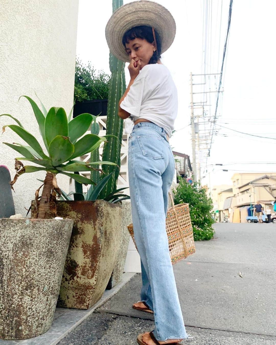 渋木さやかのインスタグラム：「⠀ 「ママのおしり探偵撮ってあげるよ！」…ご機嫌な連写で100枚は撮ってもらいました🙃  しかも下からあおり撮りまで身につけた4才児ドングリ。 きっと天才だと思う。←親バカか🖐 ⠀ このデニムは @vicente__official× @honey_magazine のコラボ。生産時の水を50%カットしたりとサスティナブルな取り組みしてるんだって。  始めは笑っちゃうぐらいボタン閉まらなくて夫に爆笑されて、その後苦い顔で見られてたけど、数時間履いてたら、ほんとになじんだ😂　ディレクターの @natsumi0086 なっちゃんの言う通りキツいぐらいが良かったのでした。 ⠀ デニムはバックスタイルが重要！熟女にもおすすめの形。ポケットの位置とか、全体のシルエットが脚長に見える気がする〜！ @vicente__official 履いてみたかったから嬉しい♡ ⠀ Denim @vicente__official  Tee @stab_surfsupply  (Greenroomにも出てた #sublime バンド古着Tee ) Bag @友達たちの台湾土産 ⠀ #渋木のオススメ  ⠀」