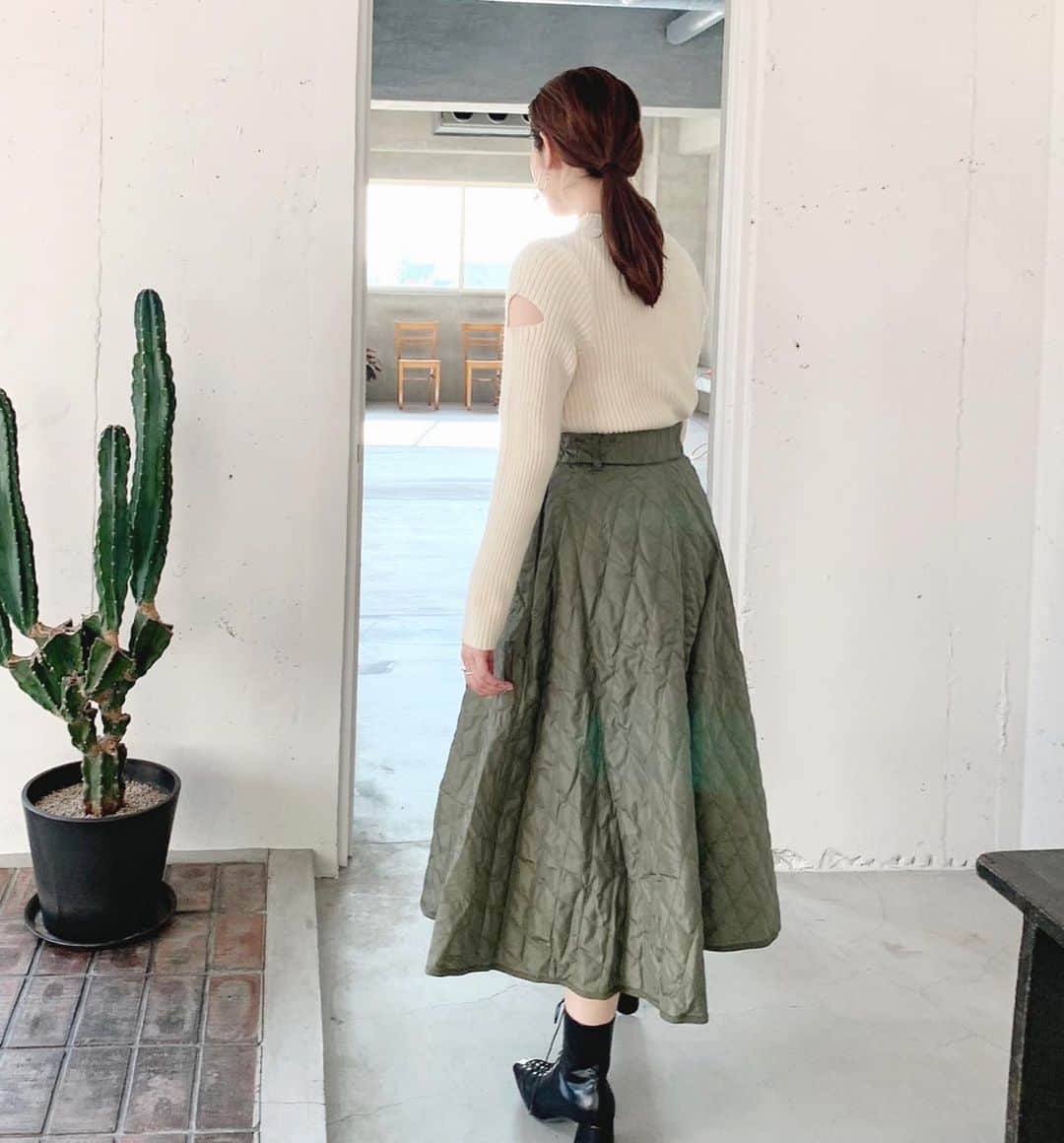 mina hinokuchiのインスタグラム：「. SALON by Chicoに行ったら 絶対getしようと思ってるスカート♡ この肩開きニットと合わせたバランスが可愛くてカタログ見て絶対買おう！と決めました♡ . . #whoswhochico #salonbychico限定 #フーズフーチコ　#キルティングスカート」