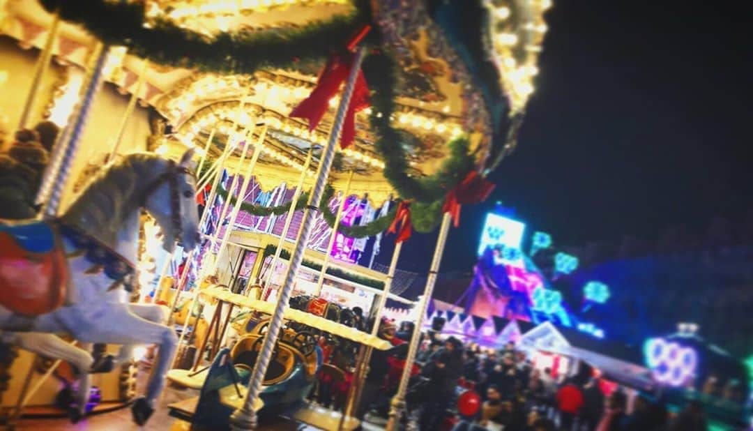 のインスタグラム：「今日は大人の雛祭り 菊を飾って幸せを祈り、邪気を払うそうデス ﻿ みなさんが心身共に健やかでありますように﻿...  重陽の節句にホウレンソウ﻿  【27.Allen クリスマスアクセサリーズ2020出店のお知らせ】﻿ ﻿ ﻿ この空白の時間で﻿ ﻿ 一度手放した楽しみは﻿ ﻿ 必ず戻ってくる☺︎﻿ ﻿ ﻿ 今年は世界中がコロナによって一度立ち止まり、先の見えなさや、空白の時間に不安を感じていたのも確かにありました﻿ ﻿ ﻿ そして大切なコトも浮かび上がらせてくれた年になりそうだなぁって感じています﻿ ﻿ ﻿ 私自身は年始に訪れたパリのセレクトショップに27.Allenを置いてくださることになり、3月あたりに納品をしに行く予定だったので、本当に残念で、悔しい思いもしていましたが﻿ ﻿ いや、一生行けない訳じゃなーいー！﻿ と﻿ 今、ここでできることにスイッチ☺︎﻿ ﻿ そして、先日1日の感染者数が8千人を超えてしまったフランスの平穏や世界中のコロナの終息をお祈りする日々です﻿ ﻿ コロナが明けたら、やってみたい事も分かったし、私には叶えたい夢があるのでコツコツ﻿ ﻿ しかしあまり出かけなくなった分、﻿筋力・体力が落ちたのは顕著で﻿普段以上の夏バテしてしまいまして﻿ ﻿ もともと夏は弱いのですが、そりゃ氣も弱る﻿ ﻿ 8月まではお休みと決め、今は、サプリとゴハンと十分な睡眠で回復﻿ ﻿ いつもオマジナイのように皆さんに言っていますが﻿ ﻿ 【心身ともに健やかが１番】﻿ ﻿ 春先には、きっと今年はイベントできないだろうなぁ、と、思っていましたし﻿ ﻿ イベントの相談するも「除菌クィーンは無理すんな」と、私を優しく見守ってくれていました﻿ ﻿ しかし27.Allenのことに関しては「やりたいよね」そんな言葉が出てきました﻿ ﻿ 松屋銀座さんからのお声がけ、バイヤーの方に素直に不安を話してみたら丁寧なコロナ対策の企画書﻿ ﻿ 今でさえ冬はどうなるかわからないけど、年末の締めくくりだけはやっぱり松屋銀座だなっと☺︎﻿ ﻿ ﻿ 今年の27.Allenの会期は12/18〜25日デス﻿ ﻿ 今までにない今年を乗り越えたみなさん、どうぞよかったら１年の締めくくり、無理のないようお越し下さいませ﻿ ﻿ あ、来年もどこかで会えますから、一番大切なのは無理なくです☺︎﻿ ﻿ ﻿ ﻿ 重陽の節句にご報告﻿  ﻿ ﻿ よい1日を﻿ ﻿ ﻿ 27.Allen miho﻿ ﻿  ﻿ #27allen﻿ #jewelry ﻿ #accessory ﻿ #tokyo ﻿ #japan﻿ #madeinjapan﻿ #27 has a meaning﻿ #ideal﻿ #intuition﻿ #hunch﻿ #ヴァンセットアレン ﻿ #ジュエリー﻿ #アクセサリー ﻿ #27 ﻿ #数字 は ﻿ #理想 や ﻿ #直感 を表します ﻿ #ラッキーチャーム﻿ #天然石﻿ #モデル﻿ #みほ﻿ #クリスマス﻿ #松屋銀座クリスマスアクセサリース2020﻿ #松屋銀座﻿ #イベント﻿ #そうだマム飾ろう #prayfortheworld﻿」