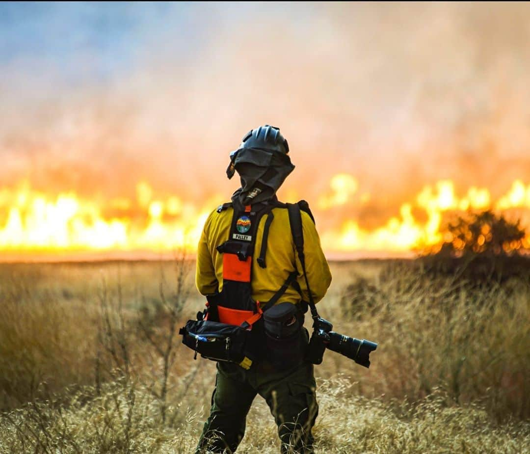 National Geographic Creativeさんのインスタグラム写真 - (National Geographic CreativeInstagram)「Photo of @stuartpalley, Taken by @socalfirephoto documenting a firing operation at the El Dorado Fire near Oak Glen in Yucaipa, CA Sunday Sept. 6 2020. The fire was started by pyrotechnics at a gender reveal party amidst a record-setting heatwave. Dozens of major wildfires burned across the state as firefighters struggled against wind, heat, low humidity, bark beetle kill, and strained resources. #ElDoradoFire #CAFire #wildfire」9月9日 9時24分 - natgeointhefield