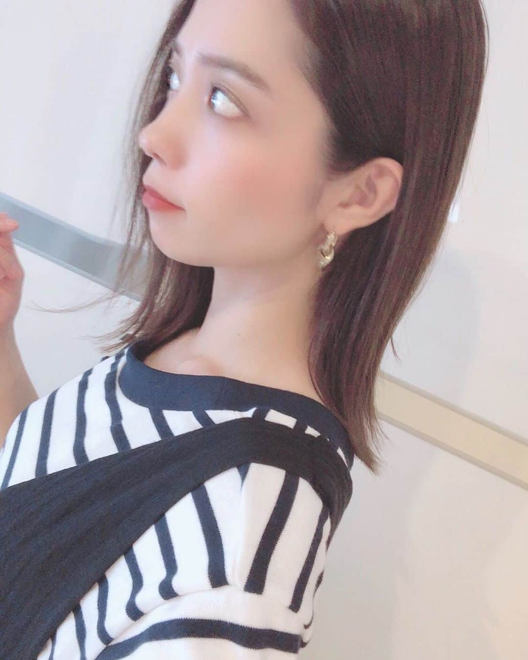 浦田麻緖さんのインスタグラム写真 - (浦田麻緖Instagram)「秋服先どり❤️ちょっとまだ早いかな〜？🍁🍁🍁柔らかくってとっても着心地の良いボーダーロンT🤩これからの季節、ヘビロテですね👍🌈👍🌈  #秋服コーデ  #早く秋服沢山着たい #ボーダー　#ロンT #fashion #neha #nehaコーデ #ミディアムヘア　#happy #love #japanesegirl」9月9日 9時39分 - mao.urata