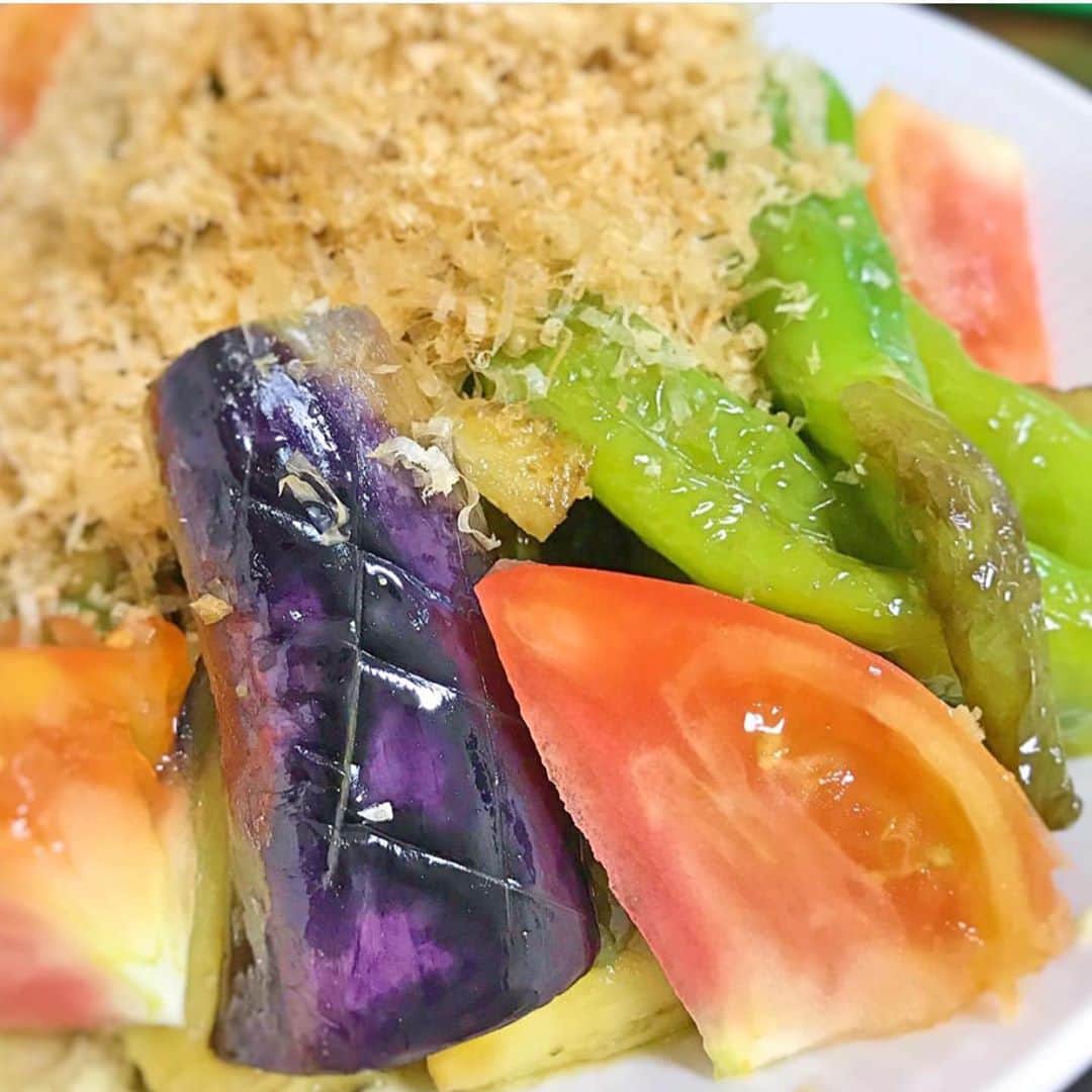 にんべん　おだしでキレイ習慣さんのインスタグラム写真 - (にんべん　おだしでキレイ習慣Instagram)「こんにちは🌞﻿ 今日は @yukari_yama0622 さんの投稿をご紹介します🐟﻿ 本枯鰹節をたっぷりとかけた夏野菜の揚げ浸し🍅🍆✨﻿ とっても美味しそうですね〜😍﻿ ﻿ .﻿ .﻿ .﻿ ﻿ ﻿ 畑の夏野菜も終盤﻿ ﻿ 夏野菜の揚げ浸し﻿ ﻿ かつおだしをたっぷり効かせ﻿ さらに上から本枯節削りをトッピング﻿ ﻿ 多めに作ったけど、家族の箸が止まらず大人気の一品﻿ ﻿ #夏のおだしごはん﻿ #だしのある生活﻿ #にんべんだしアンバサダー﻿ #にんべん﻿ #シェア畑﻿ #自然の恵みに感謝 ﻿ #いのちをいただく﻿ #野菜の旨み﻿ #歯応え﻿ #野菜の甘味﻿ #夏野菜﻿」9月9日 9時48分 - ninben.dashiambassador