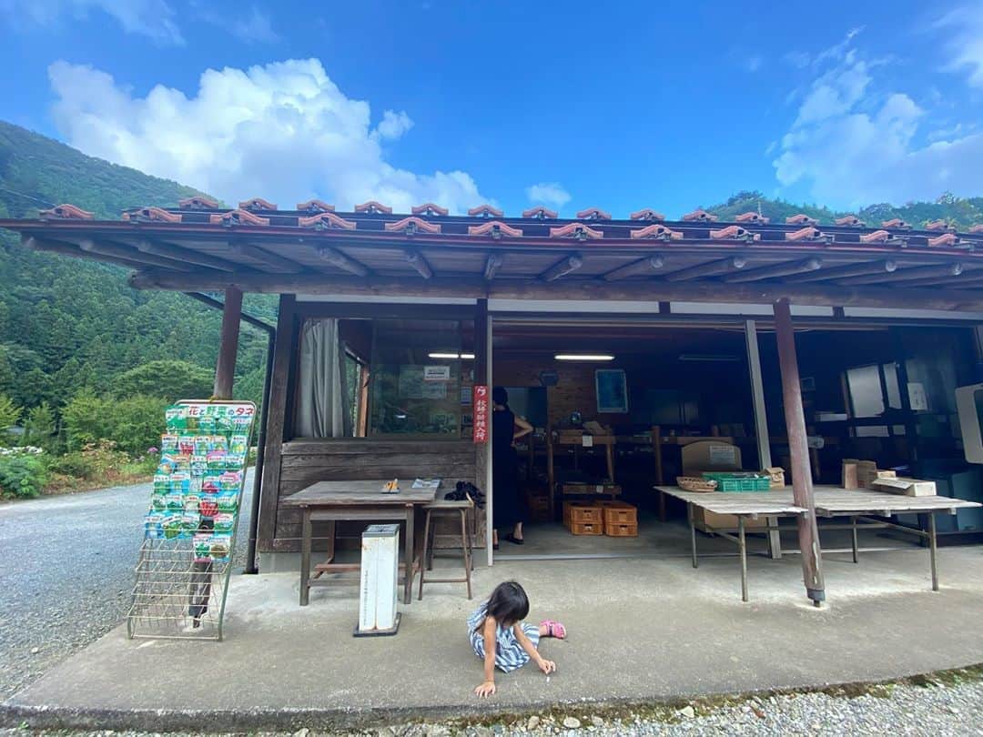 のインスタグラム：「💙☁️🌳  友達の子供達と川でBBQ🍖 帰りの運転は眠いし😪 道間違えるし😂 子供達とバイバイする時嫌だ〜😭って泣き出して よし！任務完了😏って気持ちになったよ😂 また遊ぼうね〜💕」