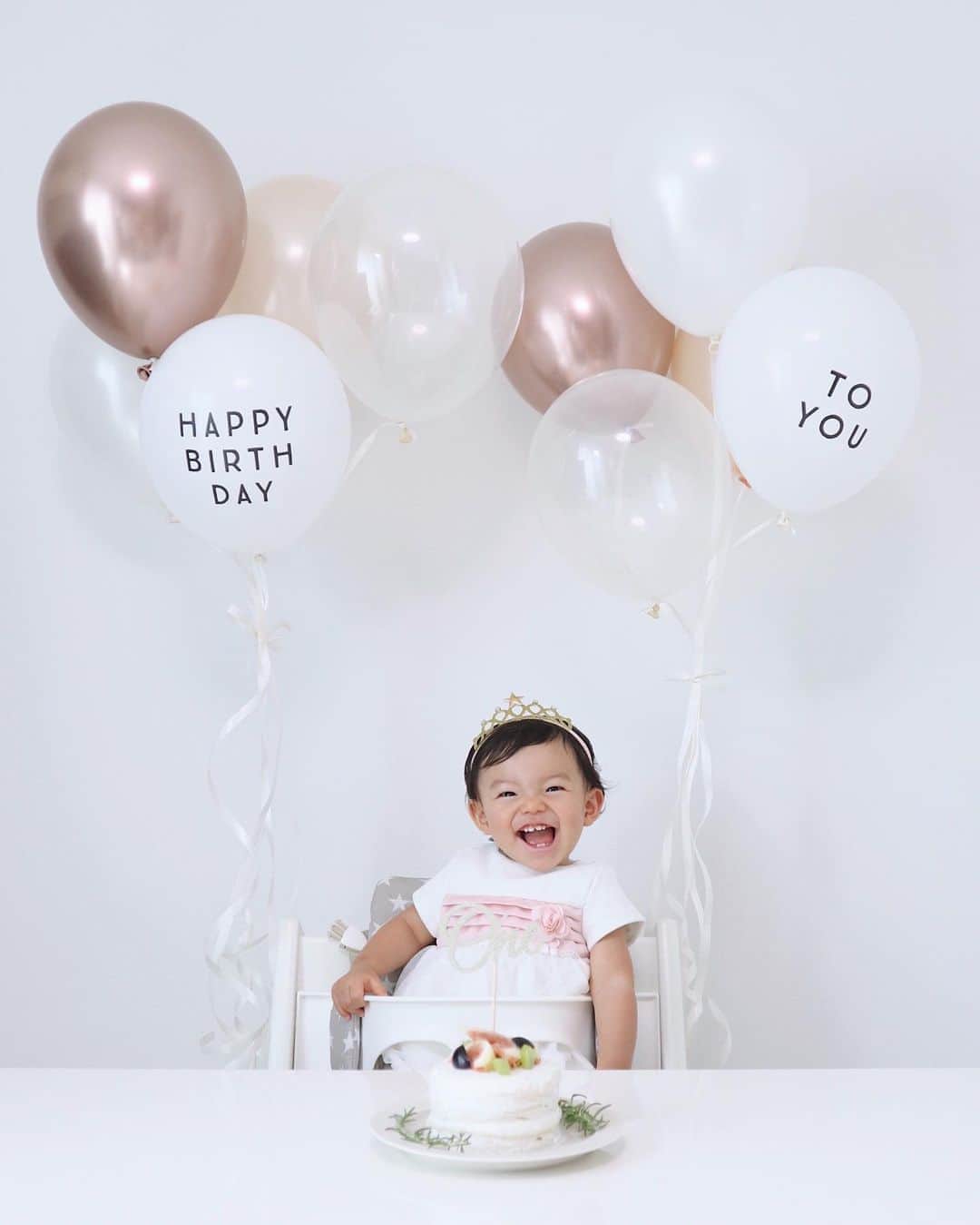 吉田理紗さんのインスタグラム写真 - (吉田理紗Instagram)「𝙷𝚊𝚙𝚙𝚢 𝙱𝚒𝚛𝚝𝚑𝚍𝚊𝚢🎂  愛しの娘が今日で1歳になりました。  産まれてきてくれてありがとう。 私たちのところに来てくれてありがとう。 世界で一番の宝物。大好きだよ♡ これからもよろしくね☺︎  #1stbirthday #1y0d #20190909」9月9日 9時46分 - yoshirisaa