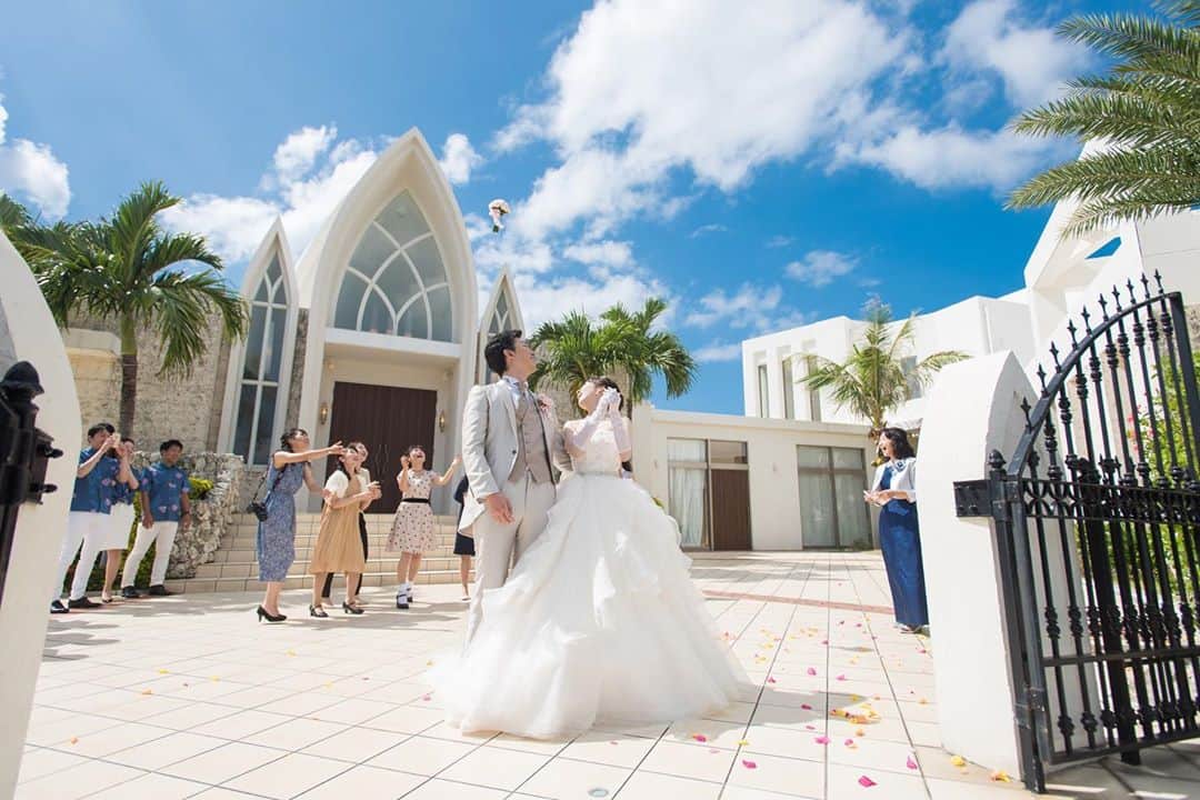 H.I.S. ウェディング（エイチ・アイ・エス）さんのインスタグラム写真 - (H.I.S. ウェディング（エイチ・アイ・エス）Instagram)「≪🌷本日の花嫁🌷≫ . 挙式を終えられた新郎新婦さまの加工なしのリアルな お写真です🥰  式場選びのご参考にされてみてくださいね🕊 . . . 📍Wedding at  #沖縄　#アクアグレイスチャペル . . お友達も気兼ねなく来れるのが沖縄のいいところ🌟 ブーケトスでもりあがるのもいいですね🎉💐  一番近いリゾート"沖縄" パスポート不要❗️ 両替不要❗️ 言葉の心配なし❗️ 沖縄の海は世界でも有数の美しさ‼️ . . 📯2021年までお得な商品を発売中📯  人気のハワイ、沖縄を中心にいち早く来年の ご予約を承っています💒  詳しくは、TOPのプロフィールよりホームページをご覧ください🖥 . . ‥‥‥‥‥‥‥‥‥‥‥‥‥‥‥‥‥‥‥‥‥‥‥‥‥‥‥‥‥‥‥‥ . ▶︎ハッシュタグのあとに「チャペル名his」 で検索してみてね！ HISの先輩花嫁のお写真が見られるよ🕊 . . ▶︎みなさんのご質問にお答えします♡ 『海外挙式ってどんな感じ？』 『予算は？』 『準備期間は？』 『まずどうしたらいいの？』 など、疑問や質問があればコメント欄に入れてね😉❣️ お答えしていくよ♪ . ▶︎HISで挙式をされた花嫁さんは　#his卒花  とハッシュタグを入れてね！ こちらで紹介してもいいよ、という方はDMお待ちしてます♪ . ──────────────────── #hisウェディング #ハワイウェディング  #海外挙式 #海外ウェディング #結婚式準備 #プレプレ花嫁 #幸せバトン #日本中のプレ花嫁さんと繋がりたい #ゼクシィ2020  #タビ嫁 #tabijyo_wedding #2020春婚 #2020冬婚 #プロポーズ #理想の結婚式  #his卒花 #海外挙式準備 #サマーウェディング #撮影ポーズ #ハワイ好きな人とつながりたい #式場探し中 #海外ウェディングフォト #リゾートウェディング #結婚式は旅だ #リゾ婚 #アクアグレイスチャペルhis #沖縄挙式」9月9日 9時49分 - his_wedding