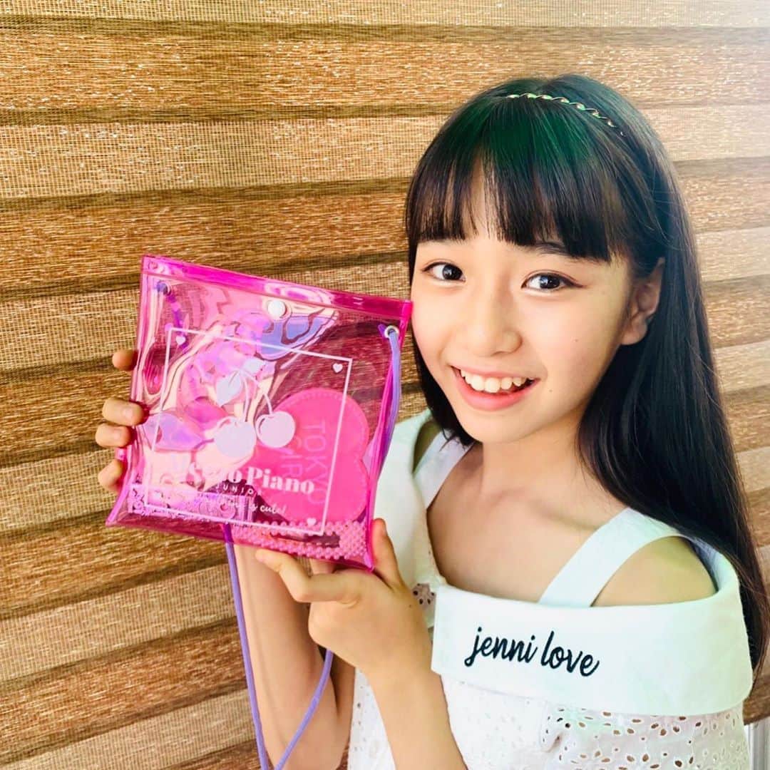 ニコ☆プチさんのインスタグラム写真 - (ニコ☆プチInstagram)「おっはよーー❣️ニコ⭐︎プチ10月号のふろく、ビニールサコッシュ💗みんなはもうゲットした？🌟 今日はマイのふろくの使い方🤗🍒  まいです🤗🌷﻿ 持ち歩きたい物がピッタリ入って、すっごく便利😳✨そして、とにかく可愛い❤️皆も、ビニールサコッシュと自分なりのコーデでお出かけしてみてね☺️💕  #ニコプチ #ニコプチふろく #プチモのふろくの使い方  #ニコプチふろくのある生活  #メゾピアノジュニア #mezzopianojunior  #ふろく #藤岡舞衣」9月9日 9時52分 - nicopuchi_official