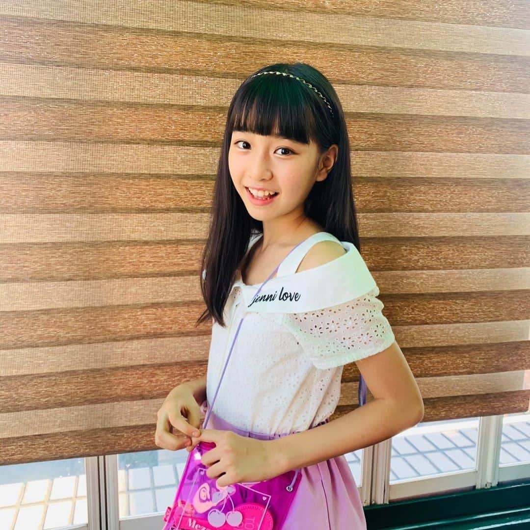 ニコ☆プチのインスタグラム：「おっはよーー❣️ニコ⭐︎プチ10月号のふろく、ビニールサコッシュ💗みんなはもうゲットした？🌟 今日はマイのふろくの使い方🤗🍒  まいです🤗🌷﻿ 持ち歩きたい物がピッタリ入って、すっごく便利😳✨そして、とにかく可愛い❤️皆も、ビニールサコッシュと自分なりのコーデでお出かけしてみてね☺️💕  #ニコプチ #ニコプチふろく #プチモのふろくの使い方  #ニコプチふろくのある生活  #メゾピアノジュニア #mezzopianojunior  #ふろく #藤岡舞衣」